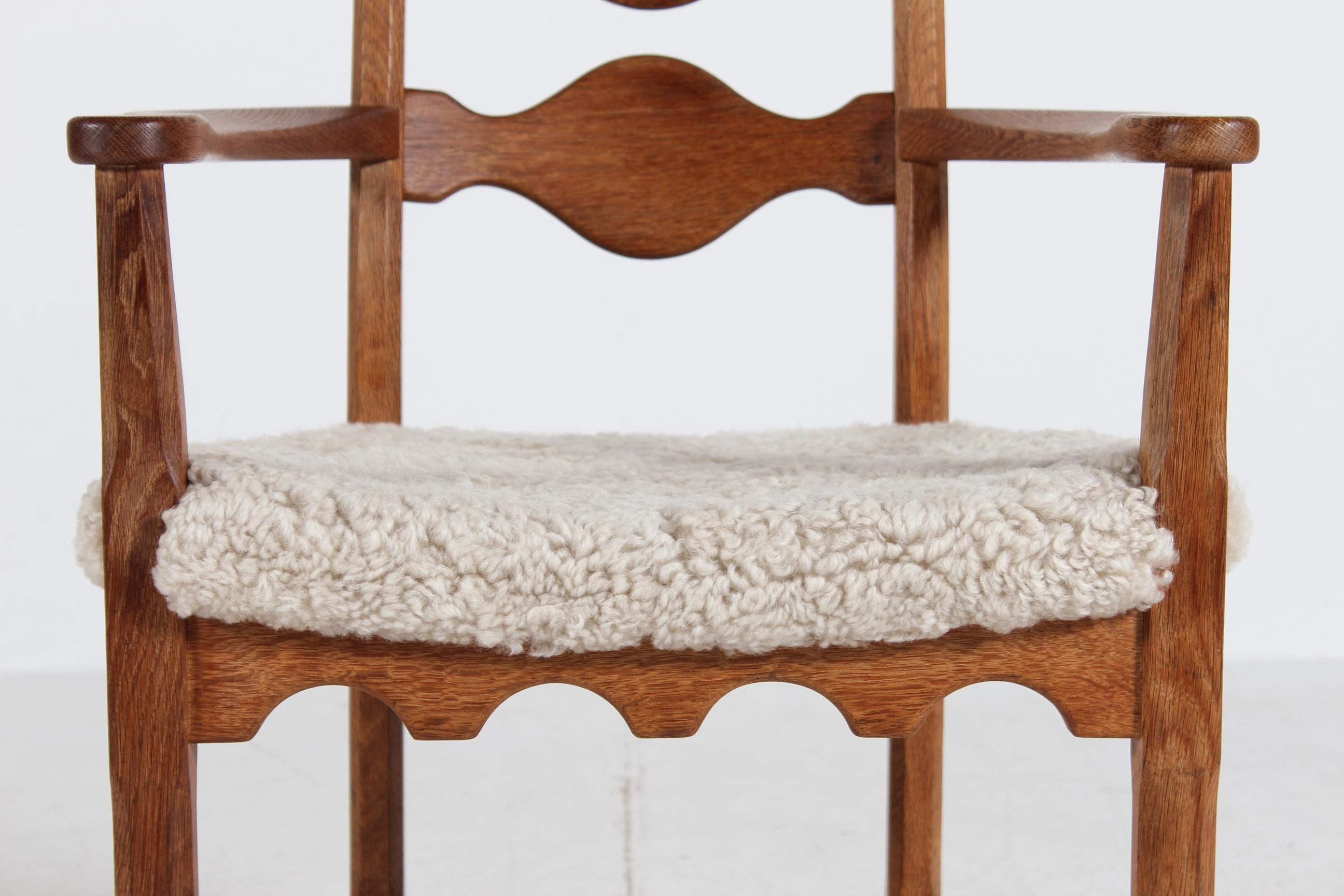 Dänischer Henning Kjærnulf Skulpturaler Sessel, Eiche mit neuem Schafsfell 1970er (Polster) im Angebot