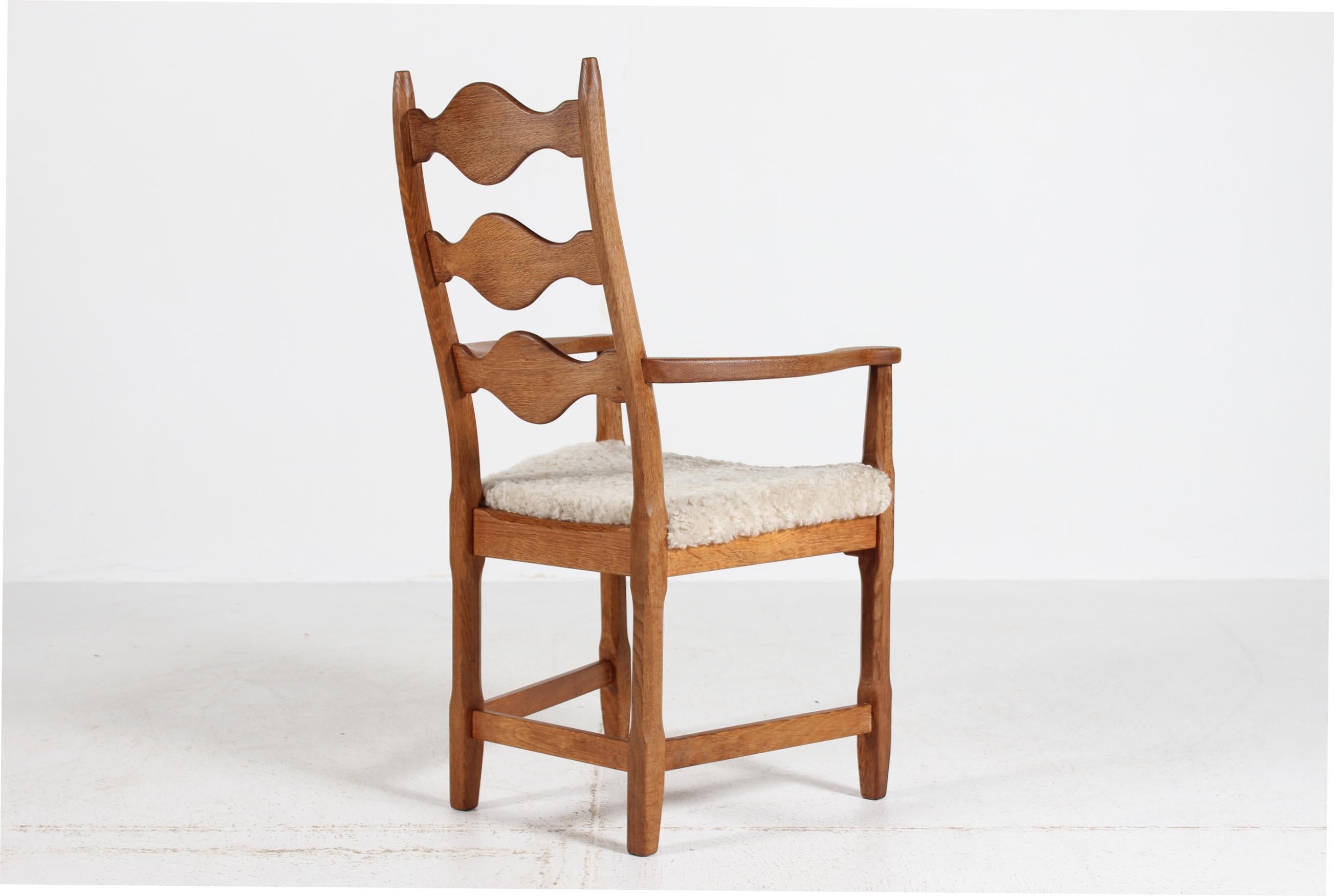 Dänischer Henning Kjærnulf Skulpturaler Sessel, Eiche mit neuem Schafsfell 1970er im Angebot 1