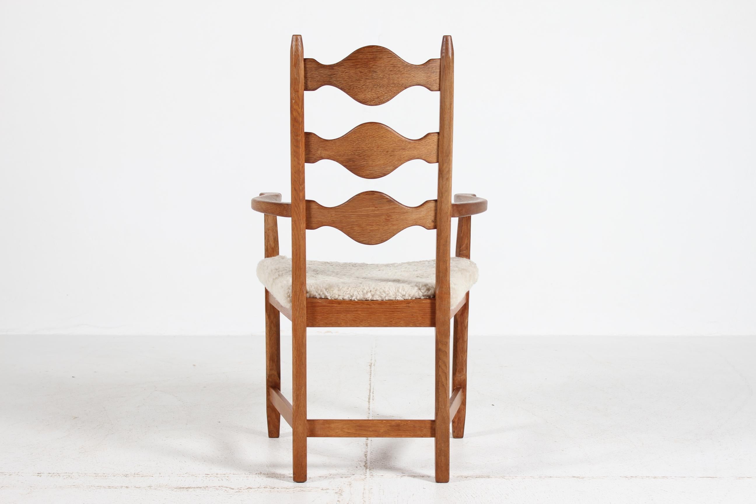 Dänischer Henning Kjærnulf Skulpturaler Sessel, Eiche mit neuem Schafsfell 1970er im Angebot 2