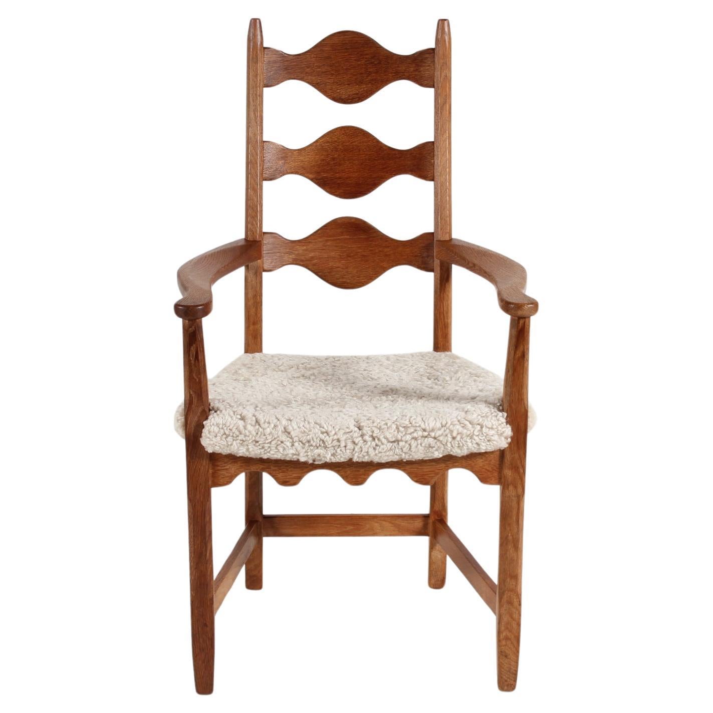 Poltrona scultorea danese Henning Kjærnulf, Oak con pelle di pecora nuova anni 
70