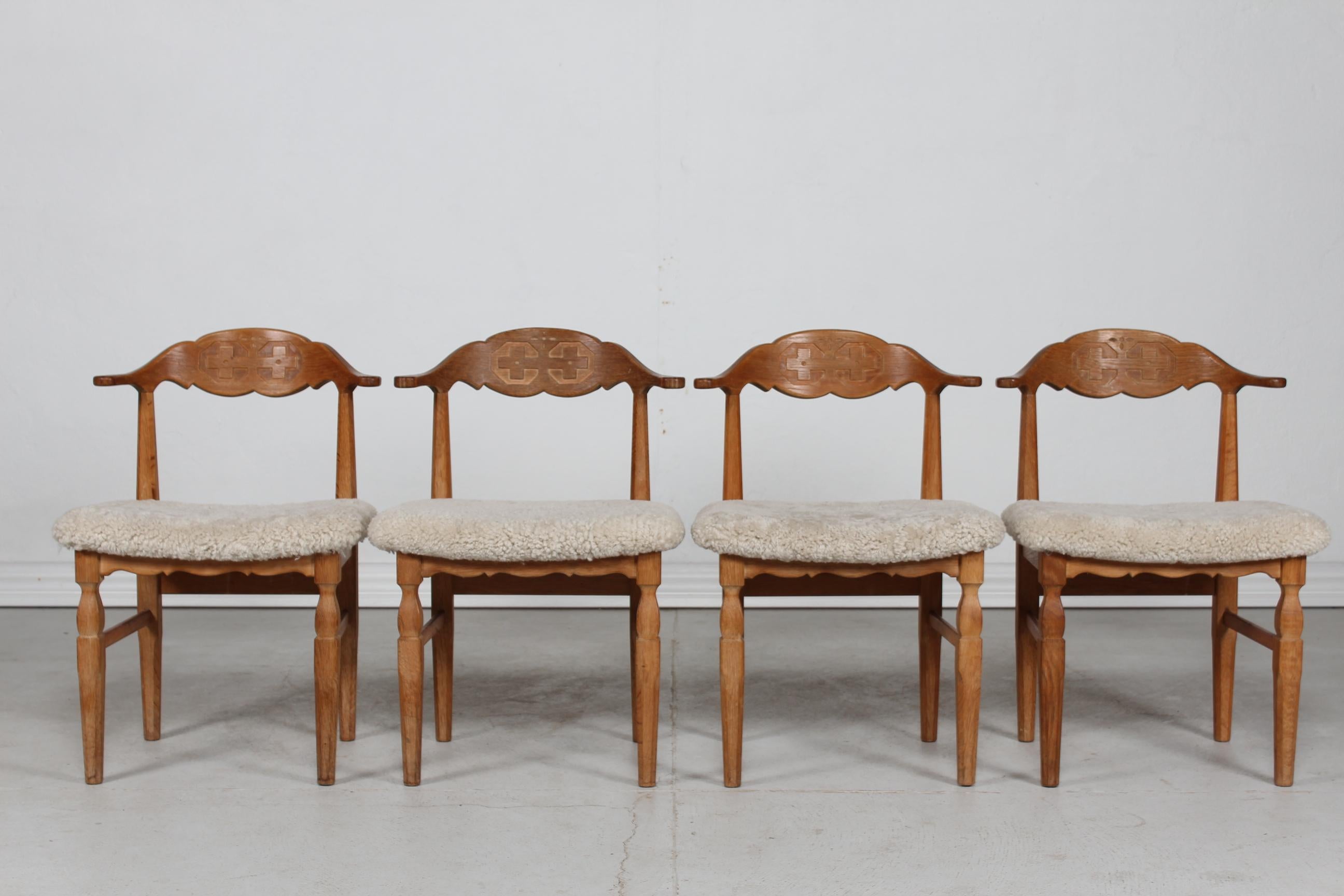 Here is a stunning set of 4 Danish vintage dinning room chairs in great country style.
They are in the line of Henning Kjærnulf razor blade style chairs
The chairs are made by a danish cabinet maker of solid oak with cow horn armrest. 
The seats
