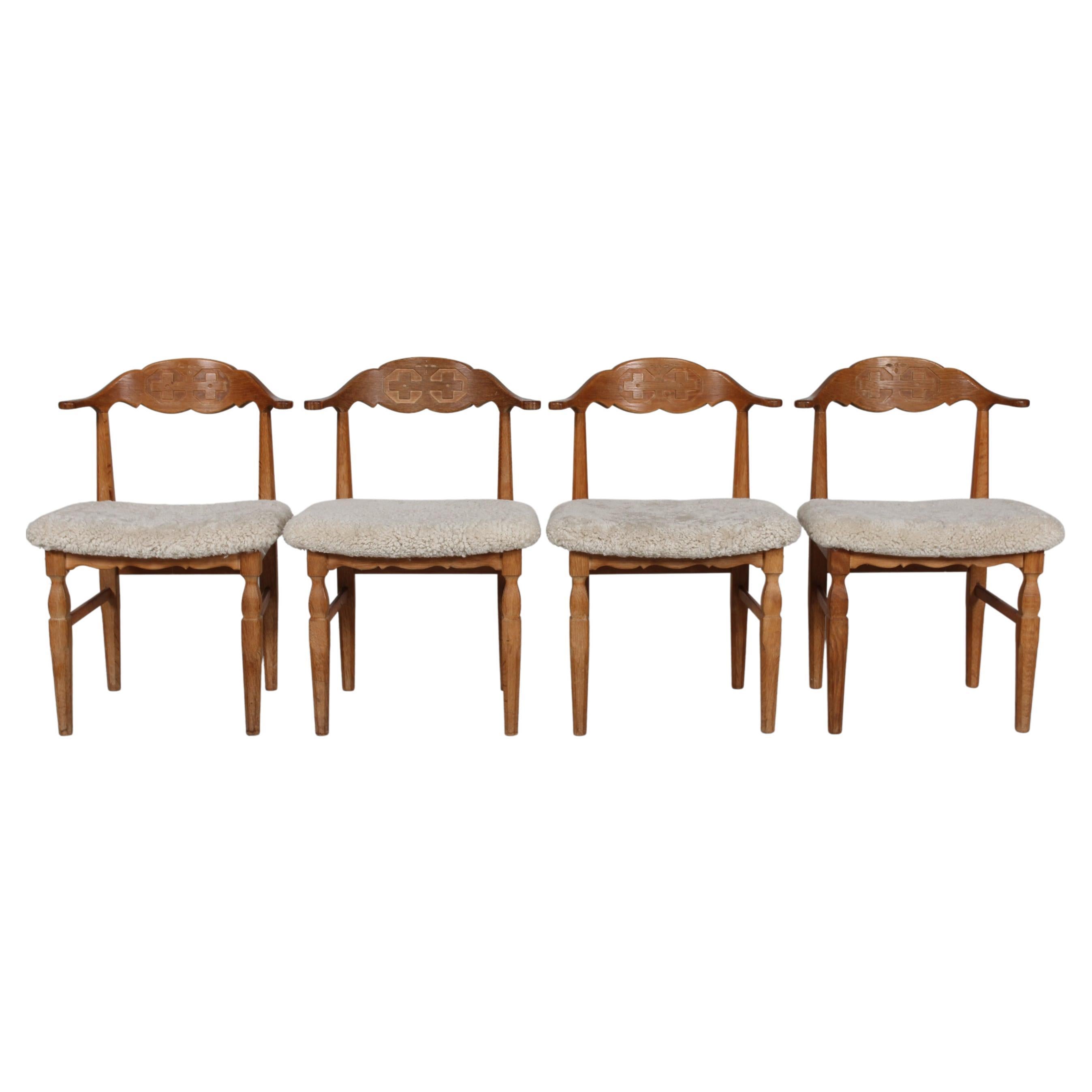 Ensemble danois de 4 chaises de salle à manger Henning Kjærnulf en chêne massif et peau de mouton, 1970