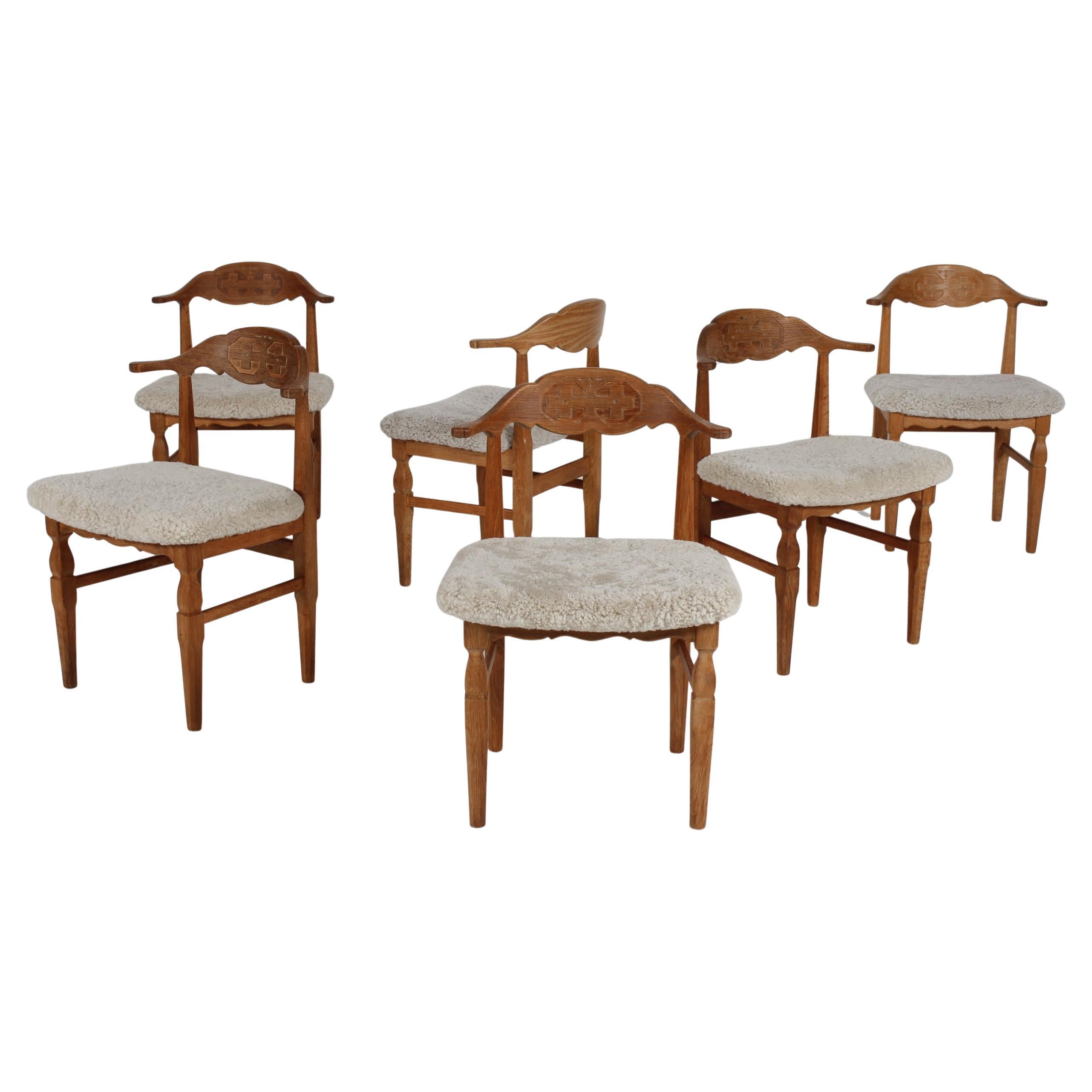 Here is a stunning set of 6 Danish vintage dinning room chairs in great country style.
They are in the line of Henning Kjærnulf razor blade style chairs
The chairs are made by a Danish cabinet maker of solid oak with cow horn armrest. 
The seats are