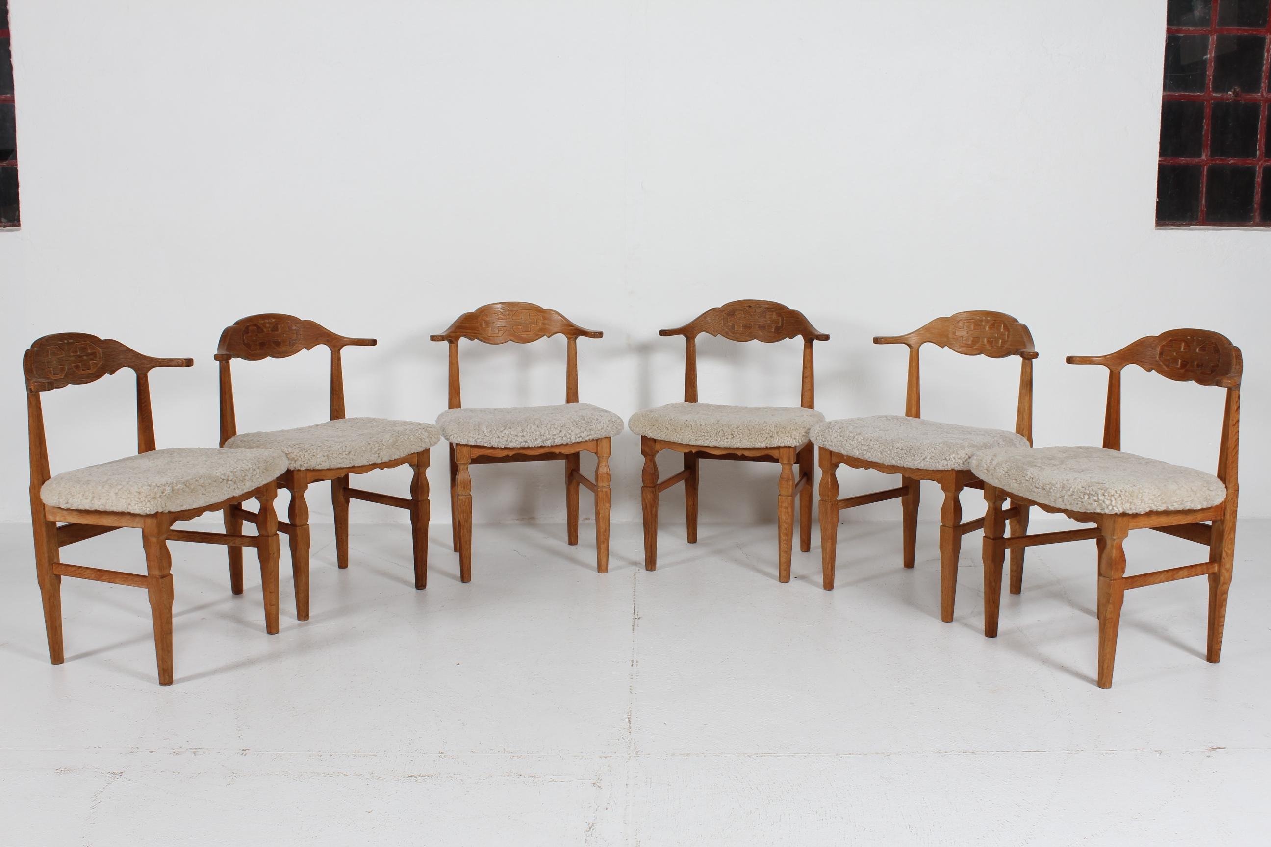 Danish Henning Kjærnulf Set of 6 Dining Chairs of Solid Oak and Sheepskin, 1970s In Good Condition In Silkeborg, Silkeborg