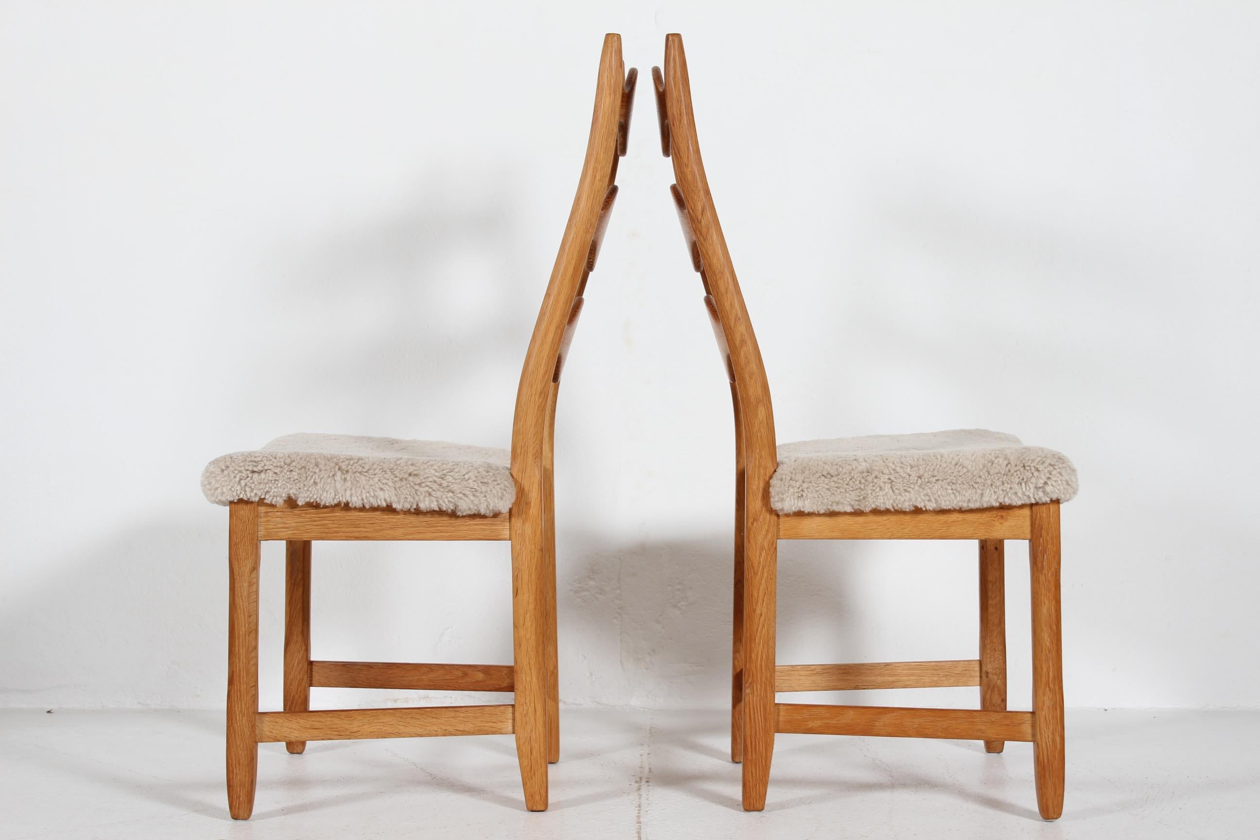 6 sillas de comedor danesas estilo Henning Kjærnulf de roble macizo y piel de oveja, años 70 en venta 2