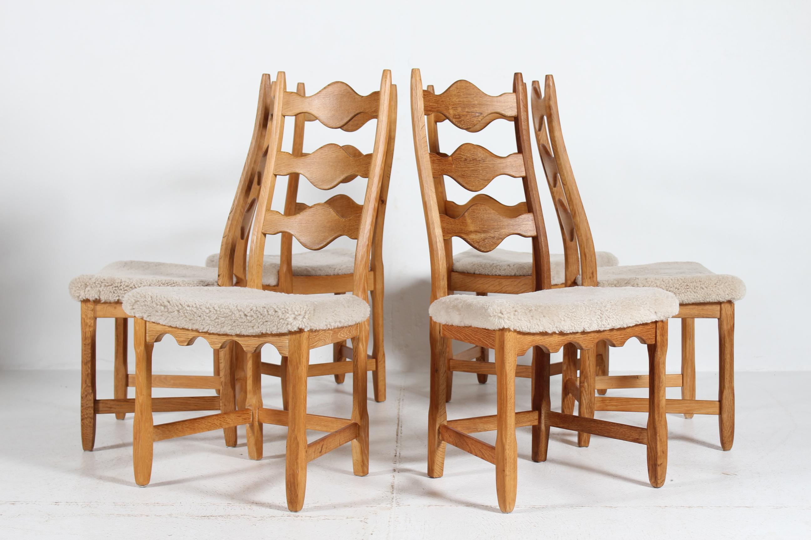 6 sillas de comedor danesas estilo Henning Kjærnulf de roble macizo y piel de oveja, años 70 en venta 3