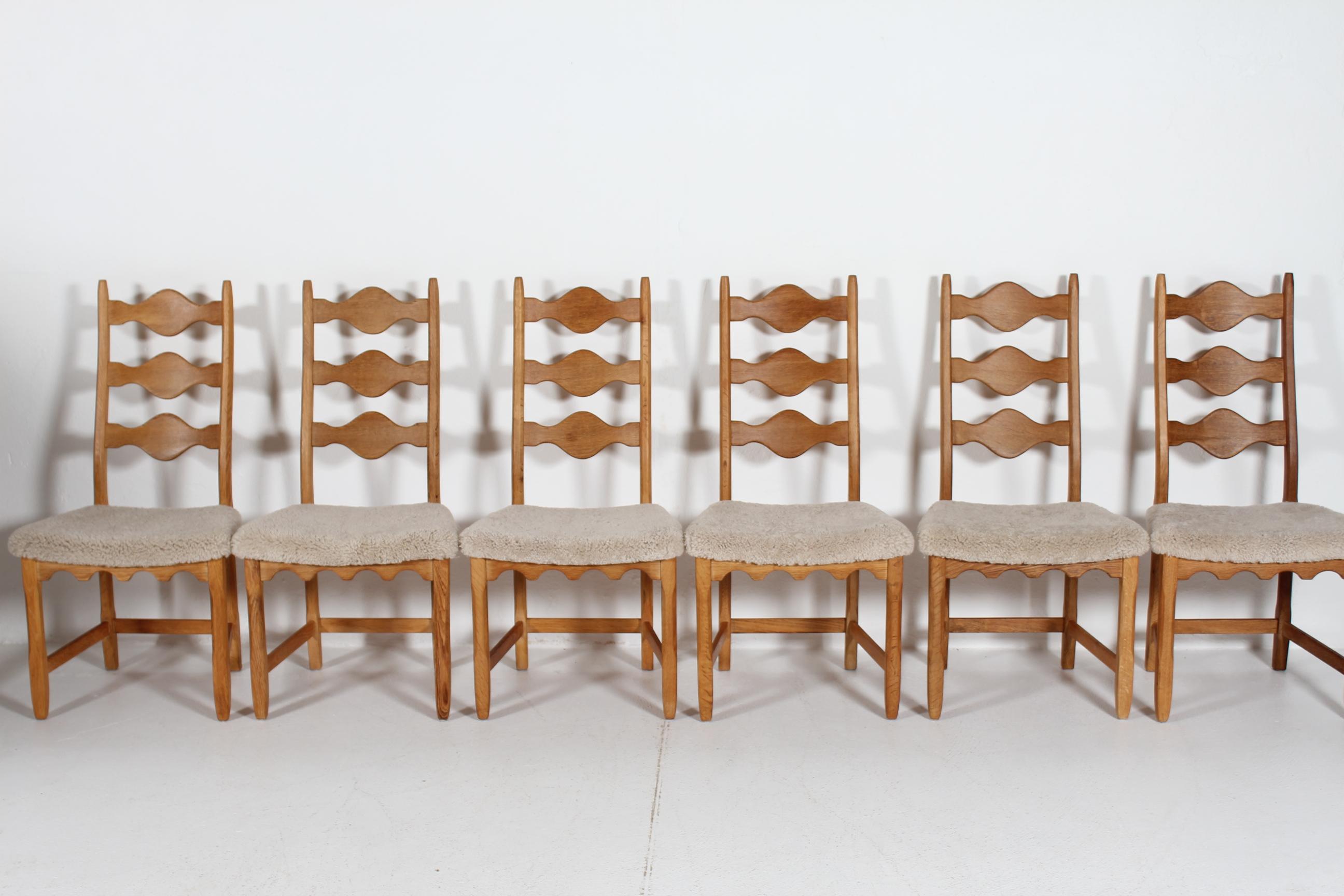 6 sillas de comedor danesas estilo Henning Kjærnulf de roble macizo y piel de oveja, años 70 en venta 4