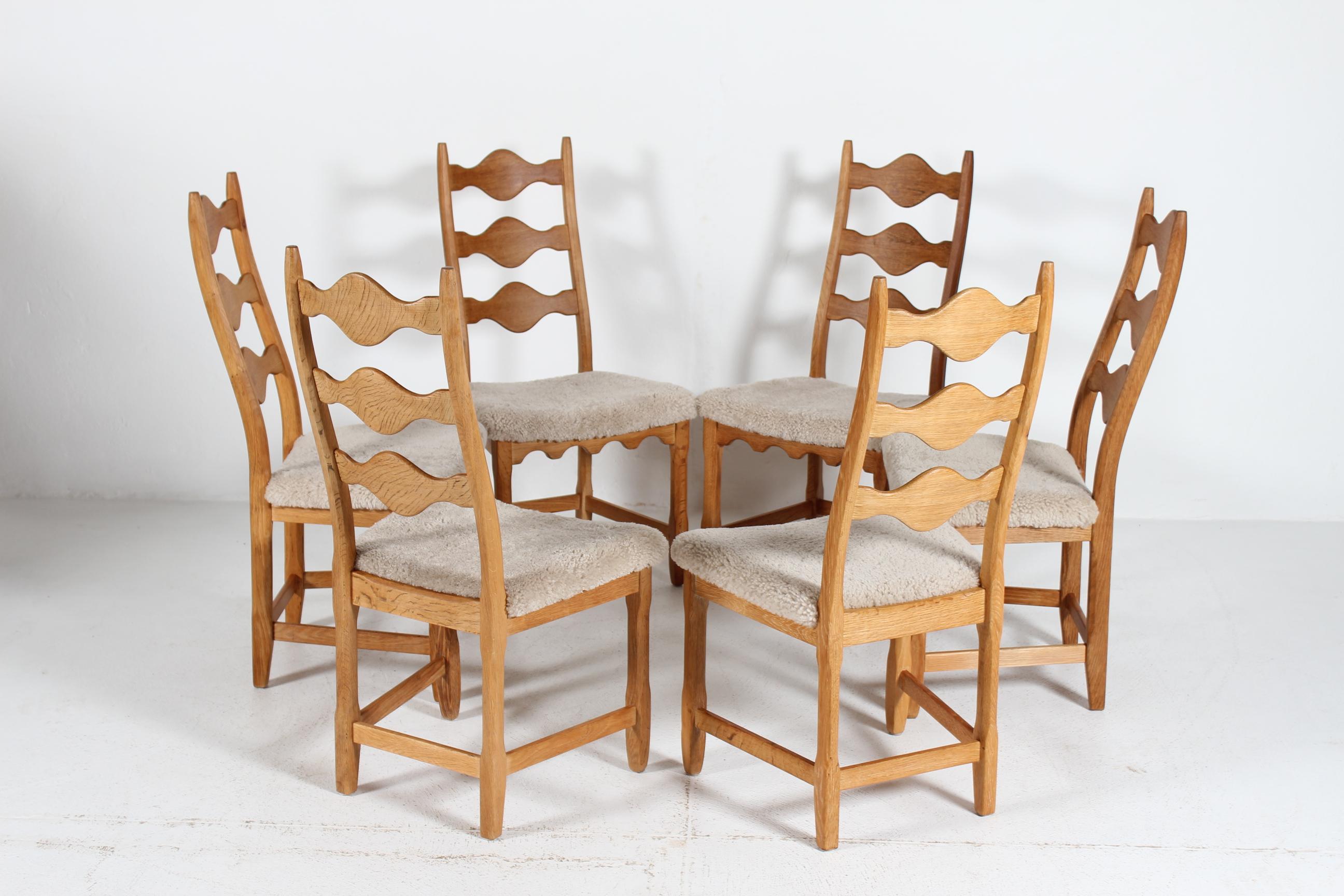 6 sillas de comedor danesas estilo Henning Kjærnulf de roble macizo y piel de oveja, años 70 Moderno de mediados de siglo en venta