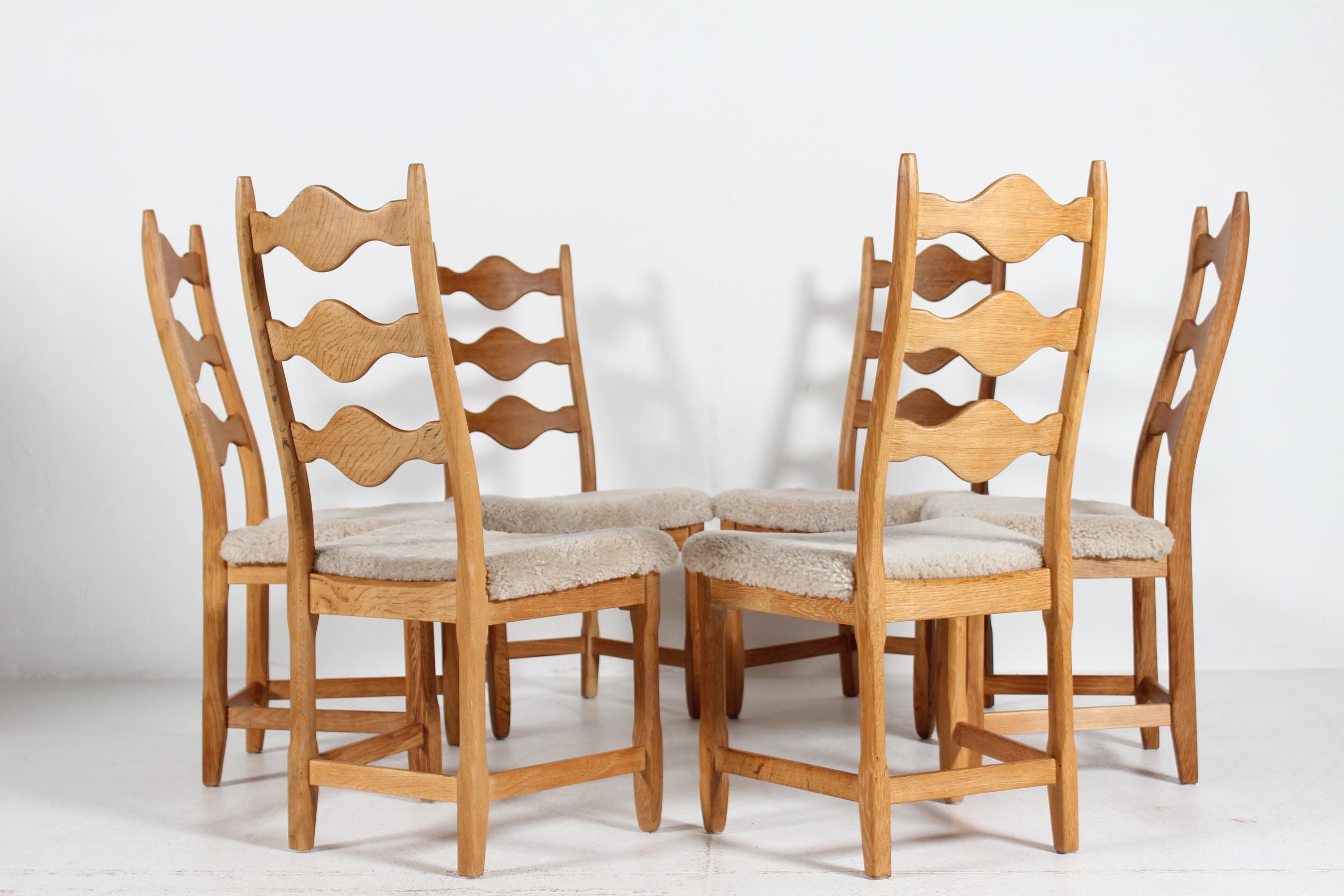 6 sillas de comedor danesas estilo Henning Kjærnulf de roble macizo y piel de oveja, años 70 Danés en venta