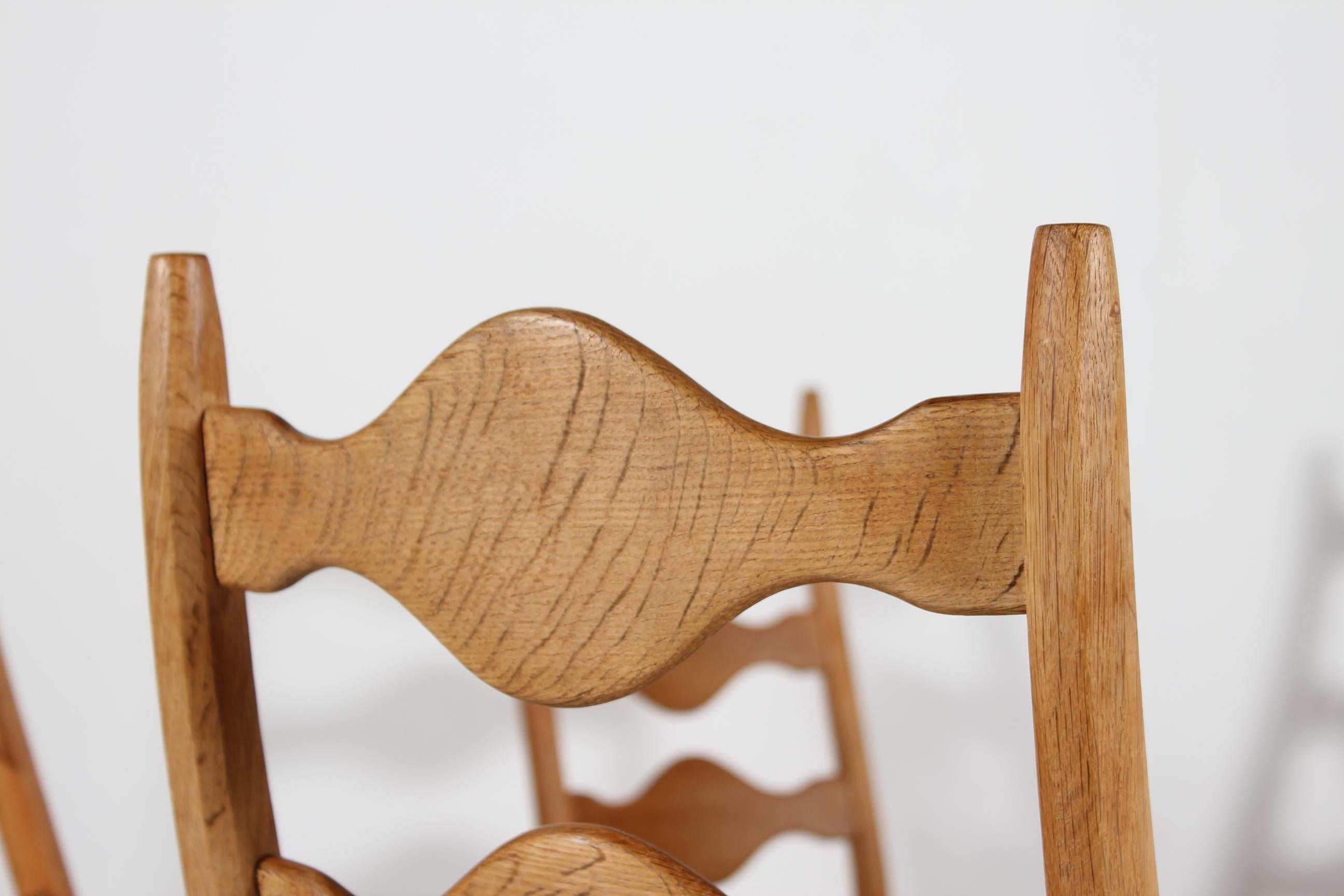 6 sillas de comedor danesas estilo Henning Kjærnulf de roble macizo y piel de oveja, años 70 Carpintería en venta