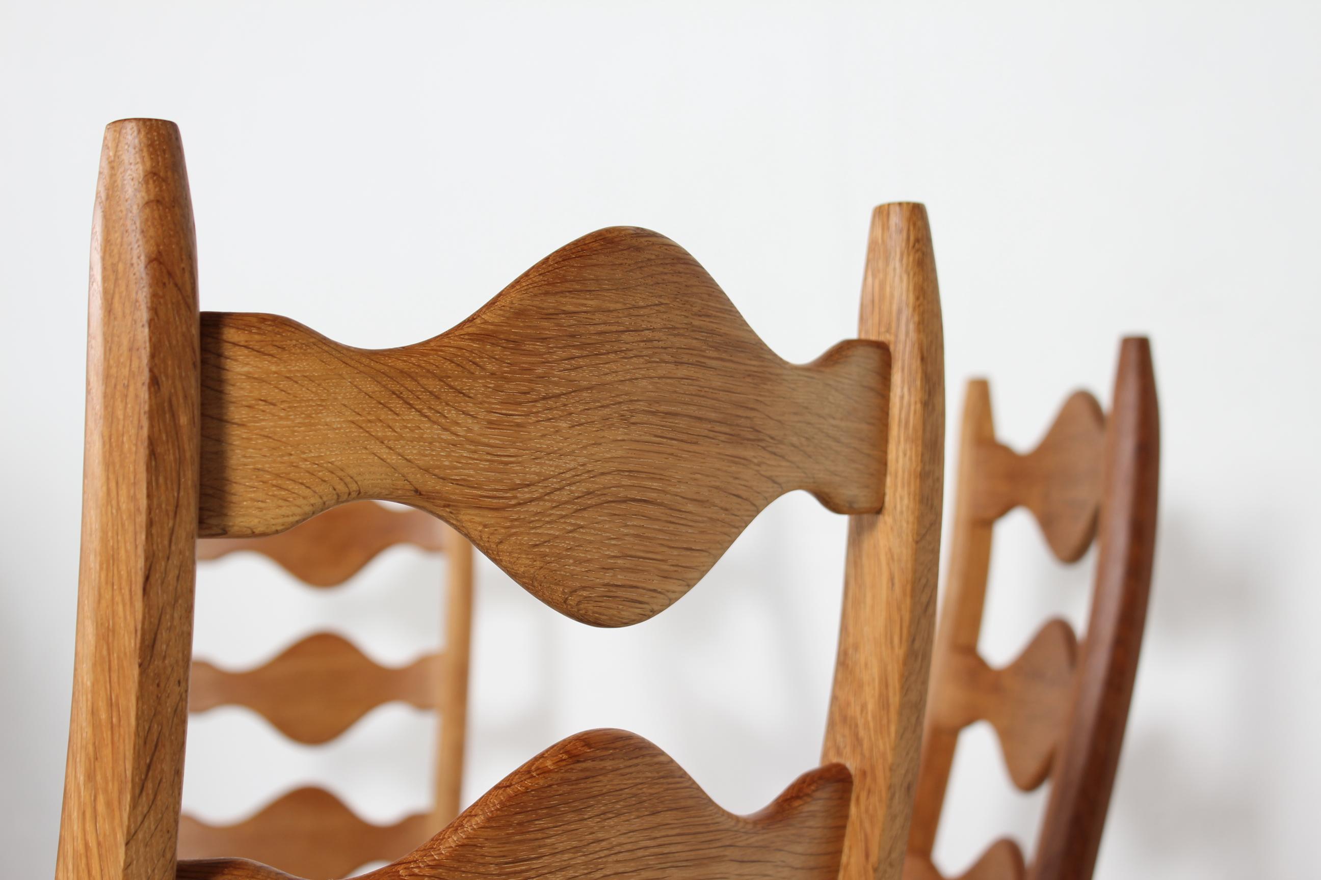 6 sillas de comedor danesas estilo Henning Kjærnulf de roble macizo y piel de oveja, años 70 finales del siglo XX en venta