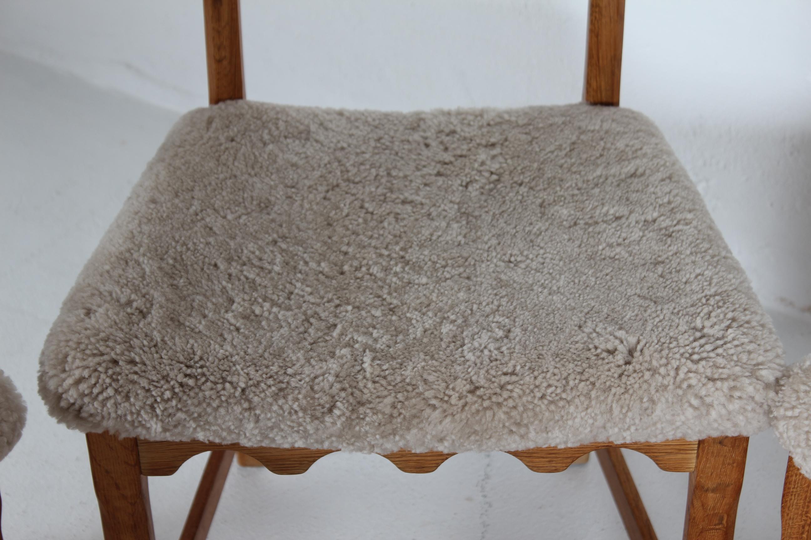 6 sillas de comedor danesas estilo Henning Kjærnulf de roble macizo y piel de oveja, años 70 Piel de carnero en venta