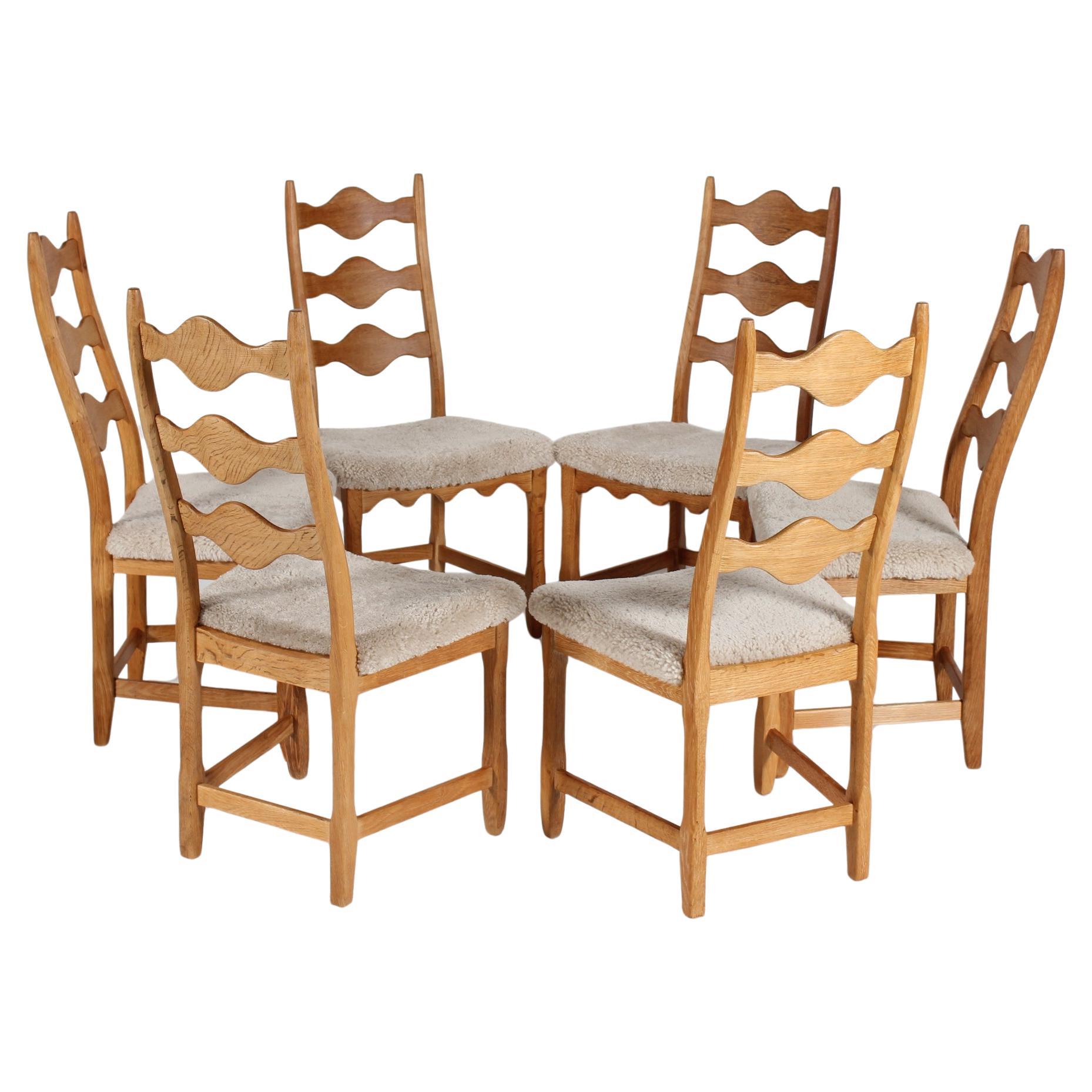 6 sillas de comedor danesas estilo Henning Kjærnulf de roble macizo y piel de oveja, años 70