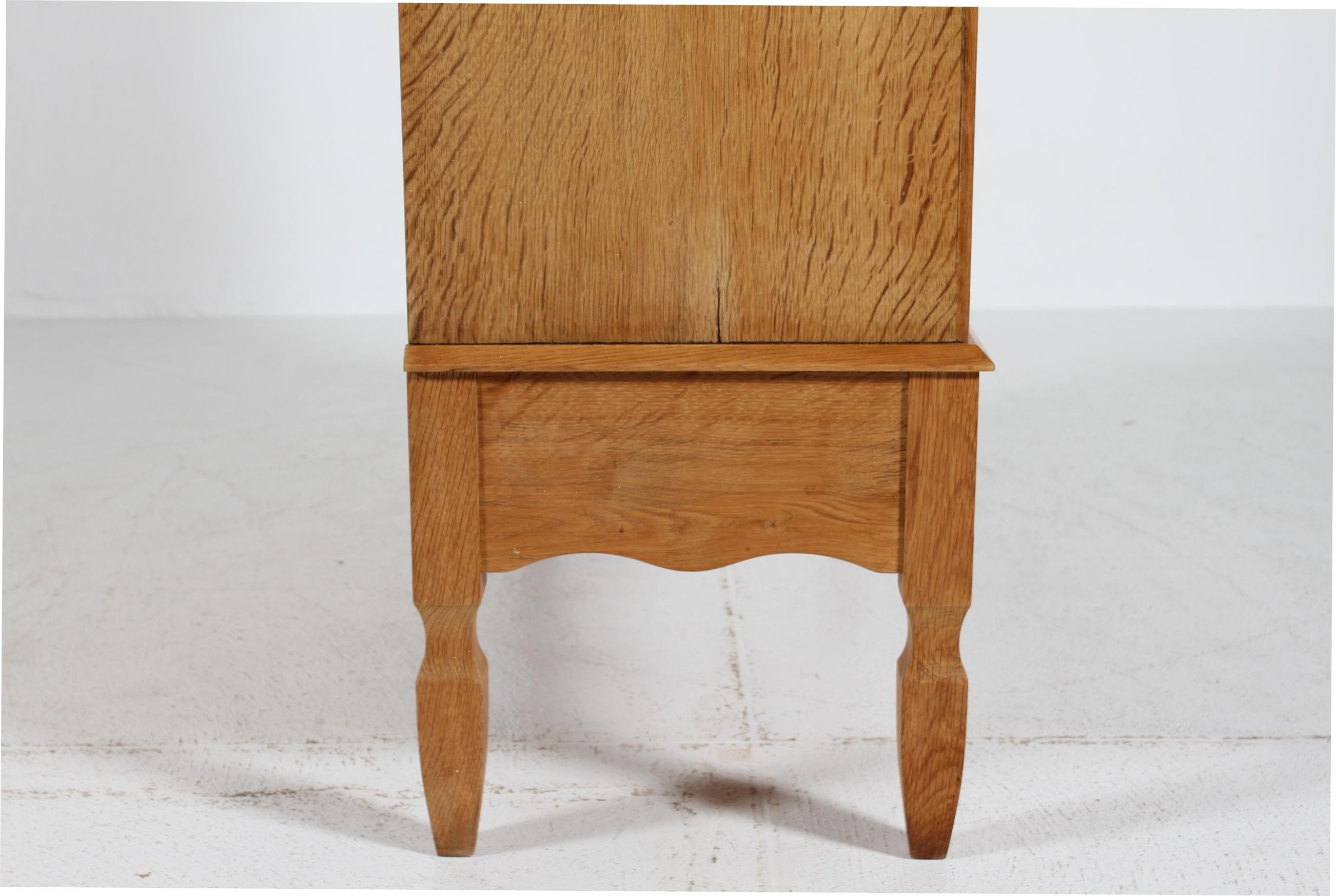 Dänischer Henning Kjærnulf Stil Schrank aus massiver Eiche 2 Glastüren + Schubladen 1970er im Angebot 4