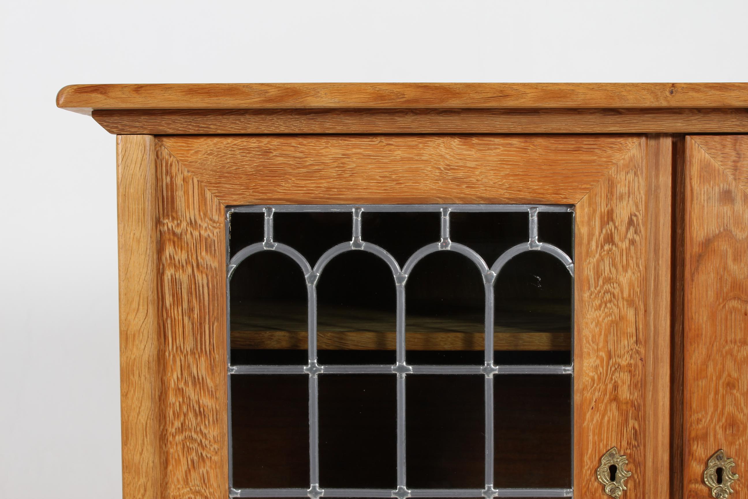 Vitrine im Stil des dänischen Designers Henning Kjærnulf  in den 1970er Jahren von der Firma Møbelfabrikken Hindsholm in Dänemark hergestellt.

Der Schrank und die Vitrine sind von geschickten Schreinern aus massiver Eiche mit vielen schönen Details