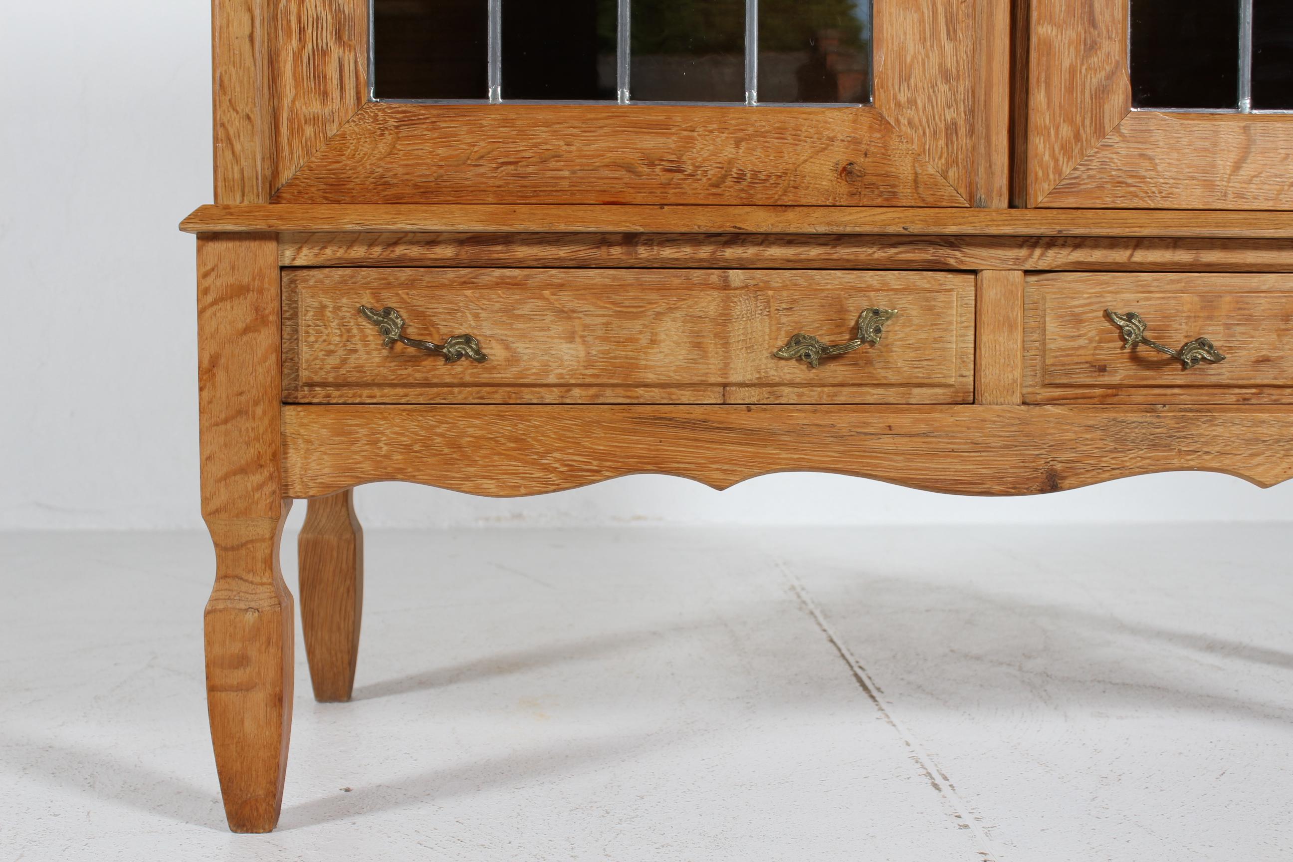 Dänischer Henning Kjærnulf Stil Schrank aus massiver Eiche 2 Glastüren + Schubladen 1970er (Moderne der Mitte des Jahrhunderts) im Angebot