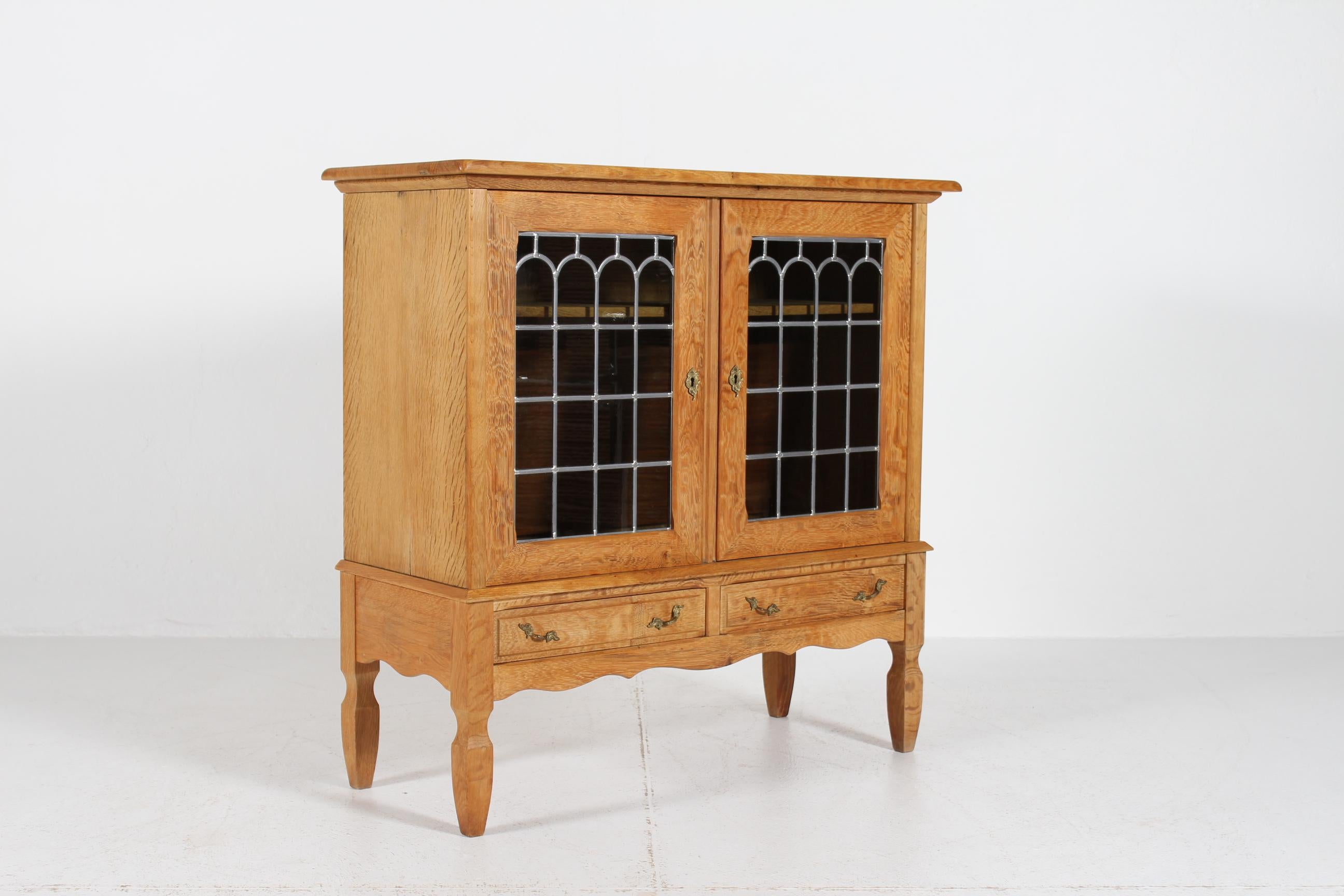 Dänischer Henning Kjærnulf Stil Schrank aus massiver Eiche 2 Glastüren + Schubladen 1970er (Holzarbeit) im Angebot