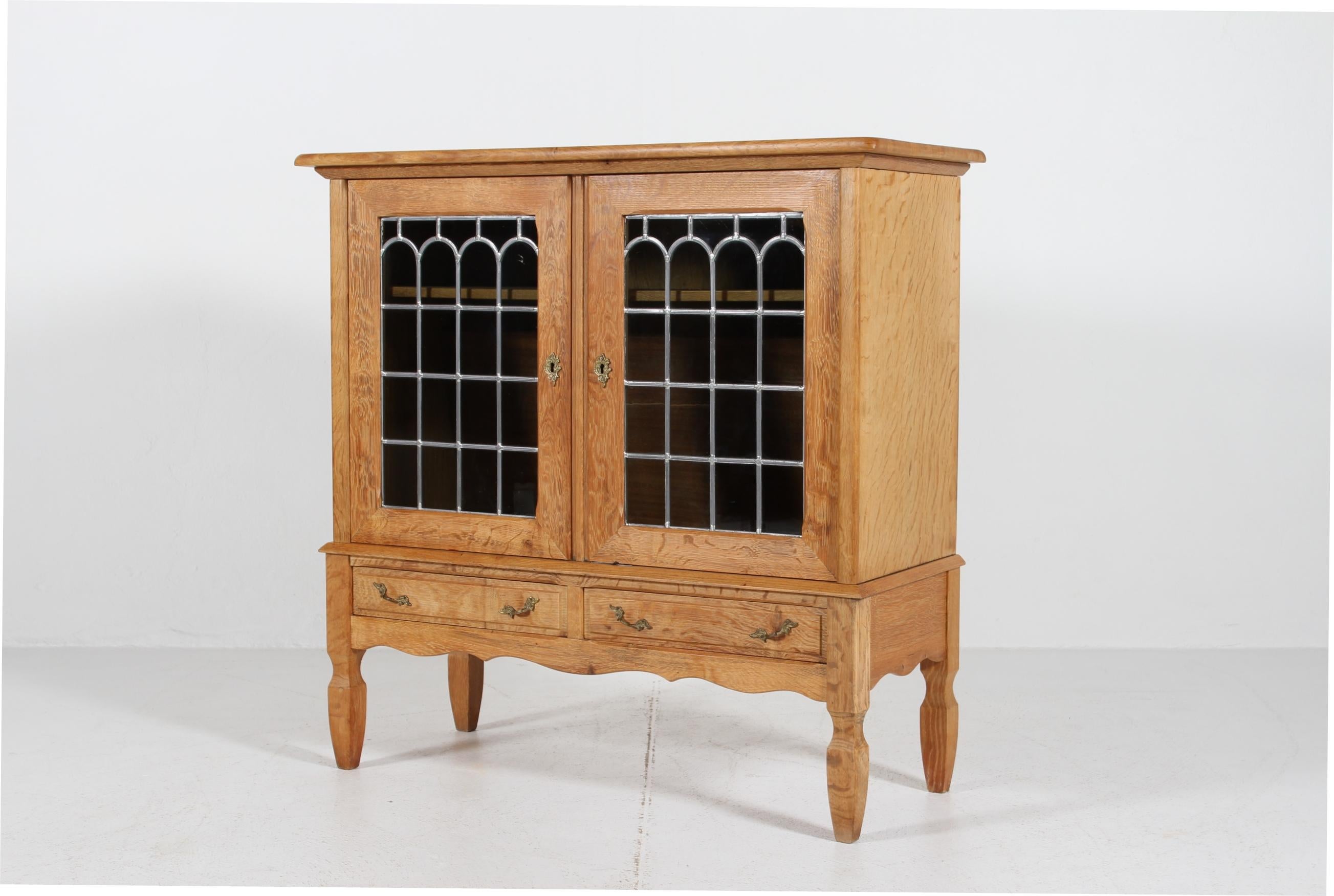 Dänischer Henning Kjærnulf Stil Schrank aus massiver Eiche 2 Glastüren + Schubladen 1970er (Ende des 20. Jahrhunderts) im Angebot