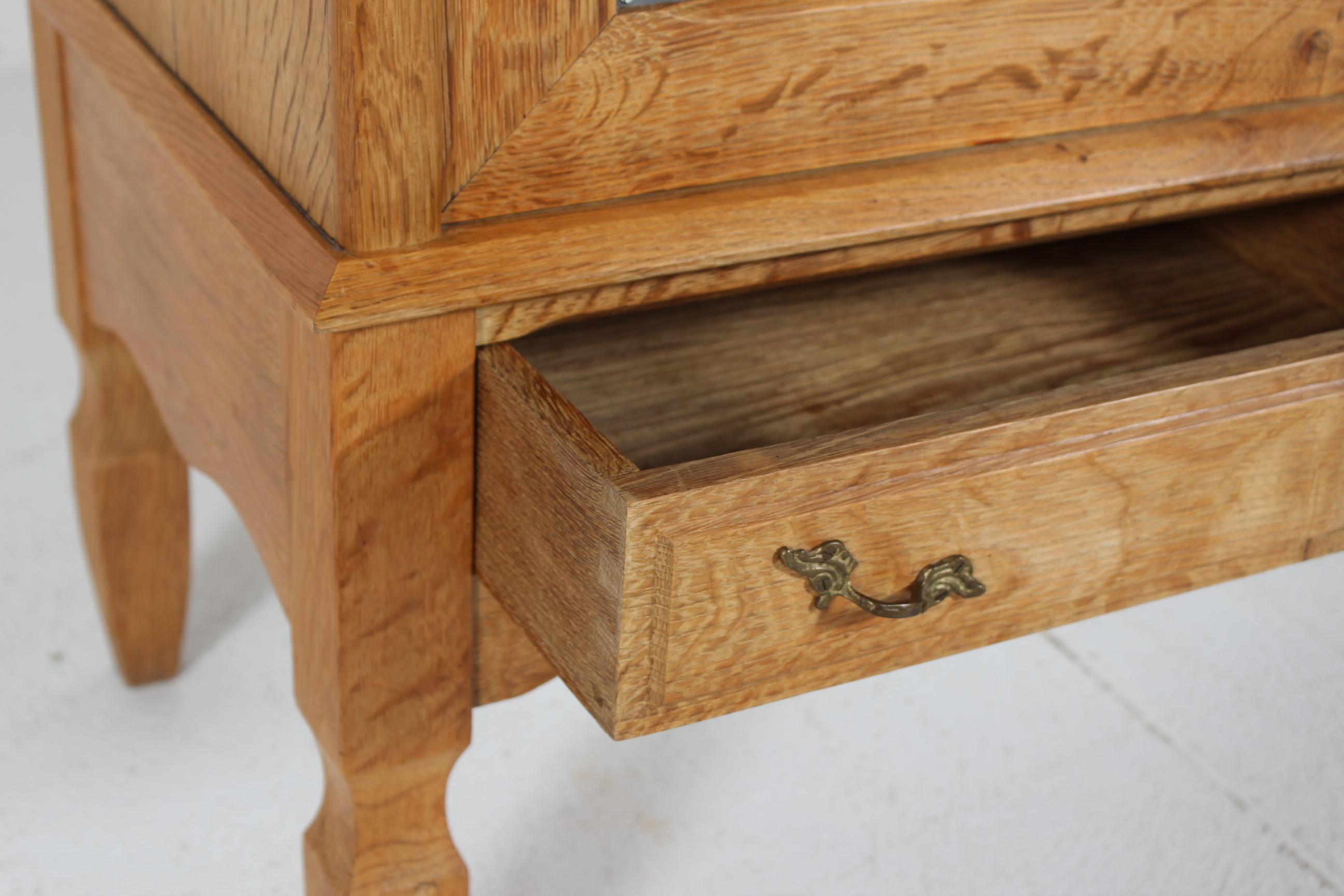 Dänischer Henning Kjærnulf Stil Schrank aus massiver Eiche 2 Glastüren + Schubladen 1970er (Messing) im Angebot