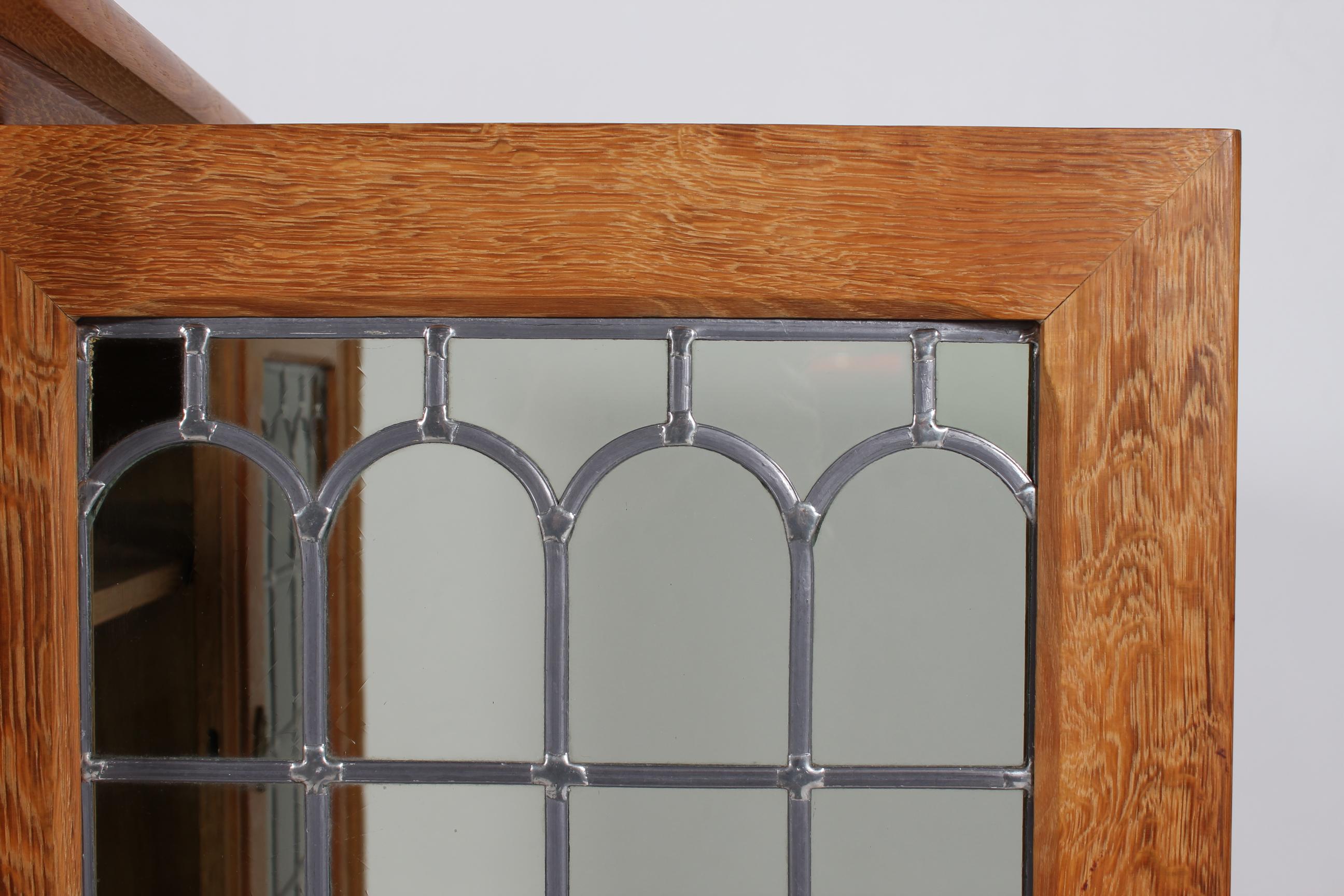 Dänischer Henning Kjærnulf Stil Schrank aus massiver Eiche 2 Glastüren + Schubladen 1970er im Angebot 1