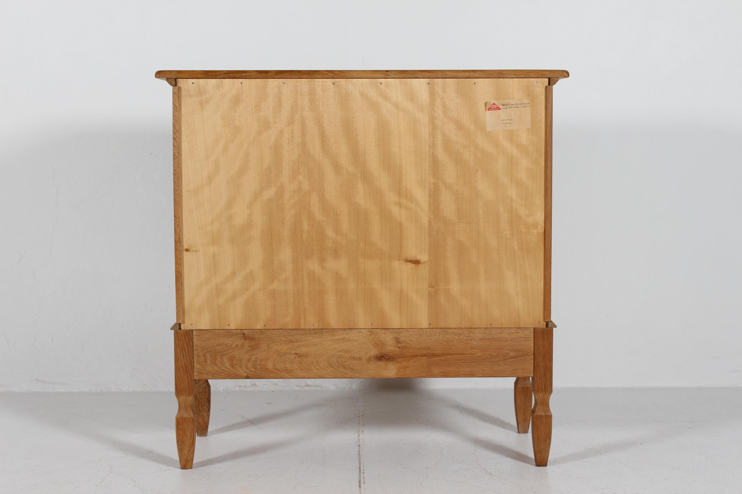 Dänischer Henning Kjærnulf Stil Schrank aus massiver Eiche 2 Glastüren + Schubladen 1970er im Angebot 2