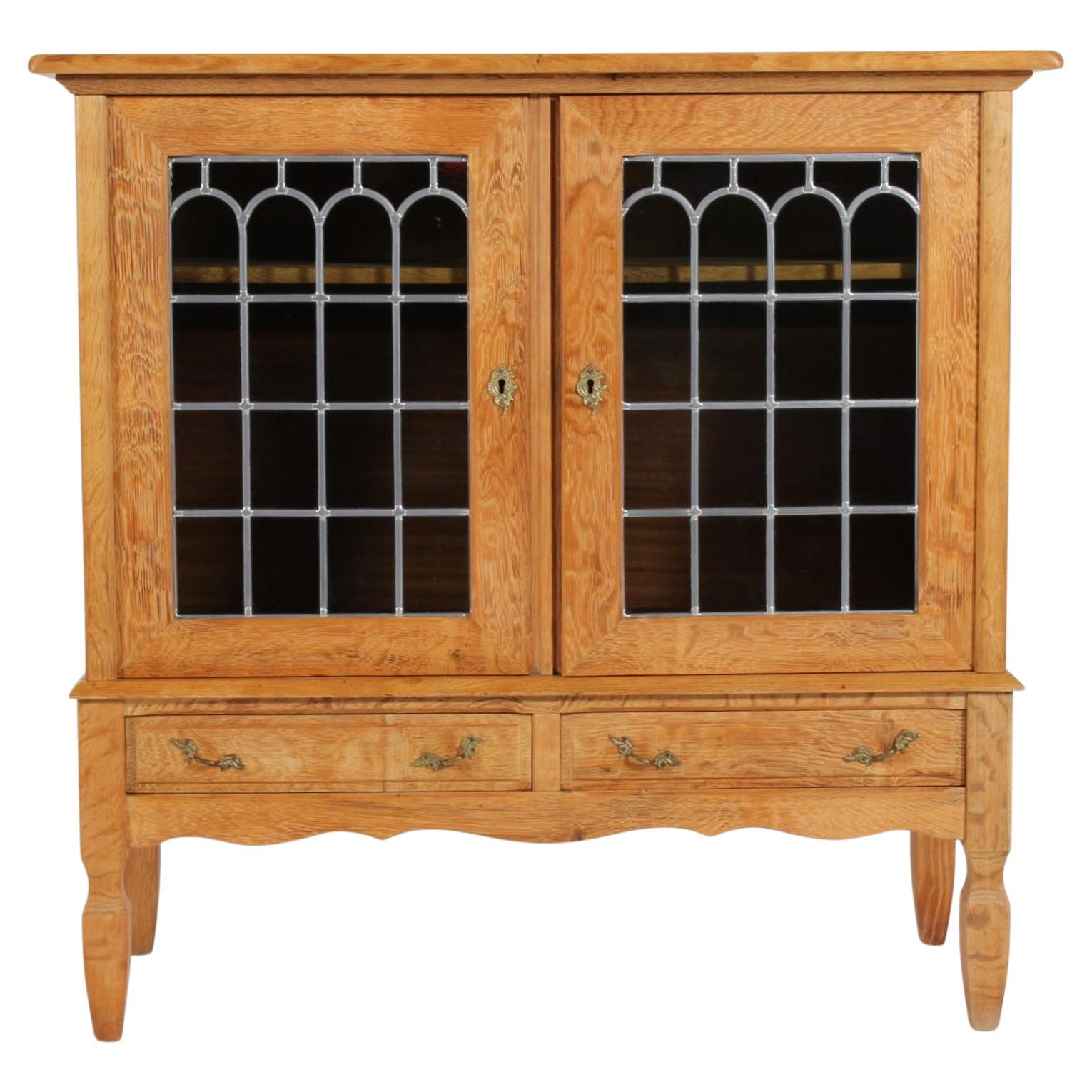 Dänischer Henning Kjærnulf Stil Schrank aus massiver Eiche 2 Glastüren + Schubladen 1970er im Angebot
