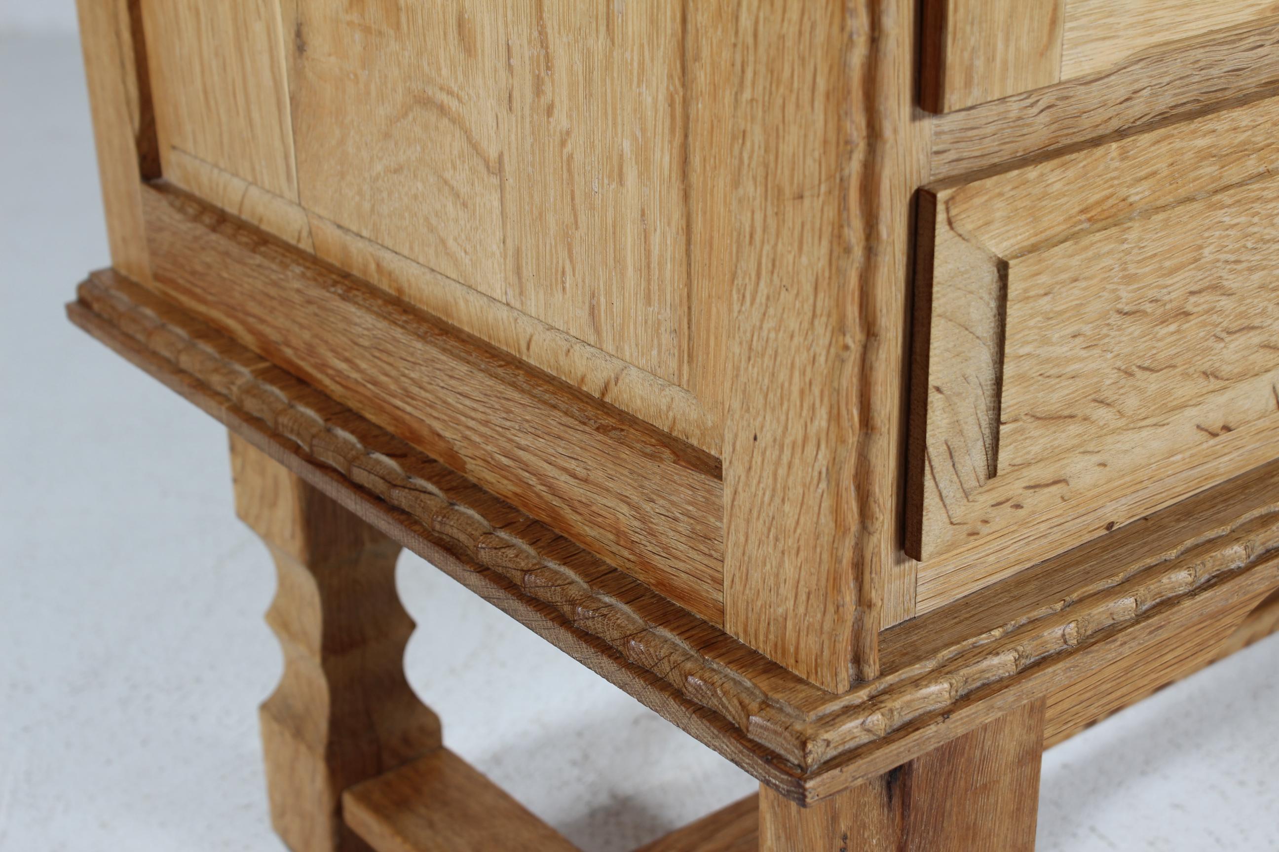 Dänisches Henning Kjærnulf Stil Langes Sideboard aus Eiche mit 4 Türen 1970er im Angebot 3