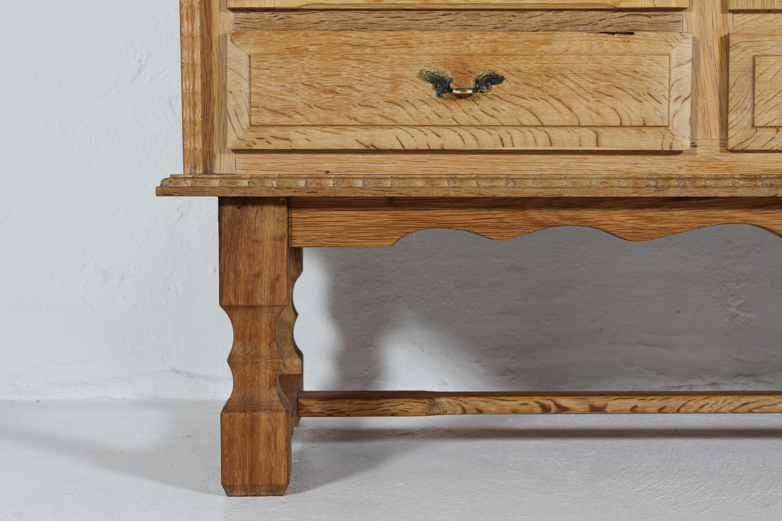 Dänisches Henning Kjærnulf Stil Langes Sideboard aus Eiche mit 4 Türen 1970er (Moderne der Mitte des Jahrhunderts) im Angebot
