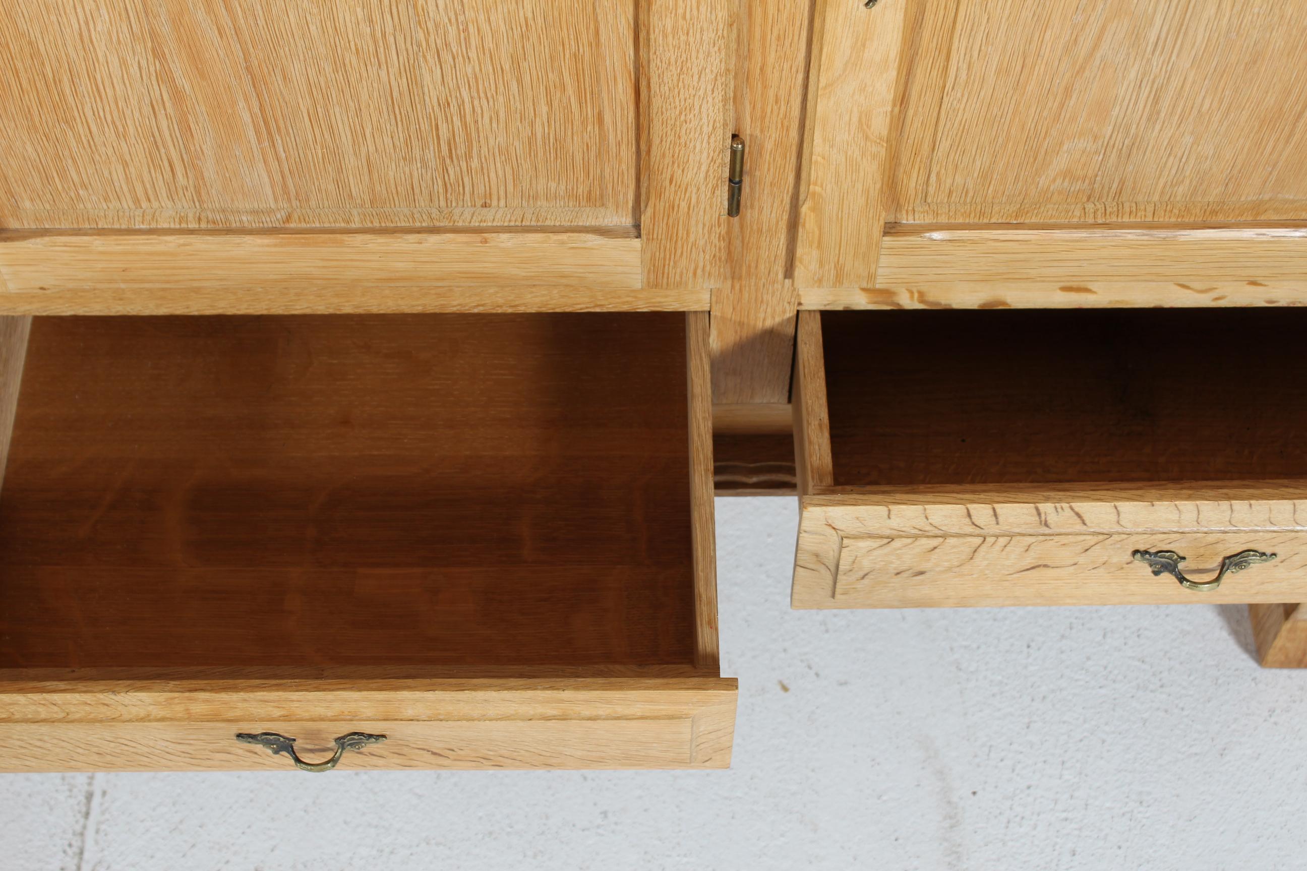 Dänisches Henning Kjærnulf Stil Langes Sideboard aus Eiche mit 4 Türen 1970er im Zustand „Gut“ im Angebot in Silkeborg, Silkeborg