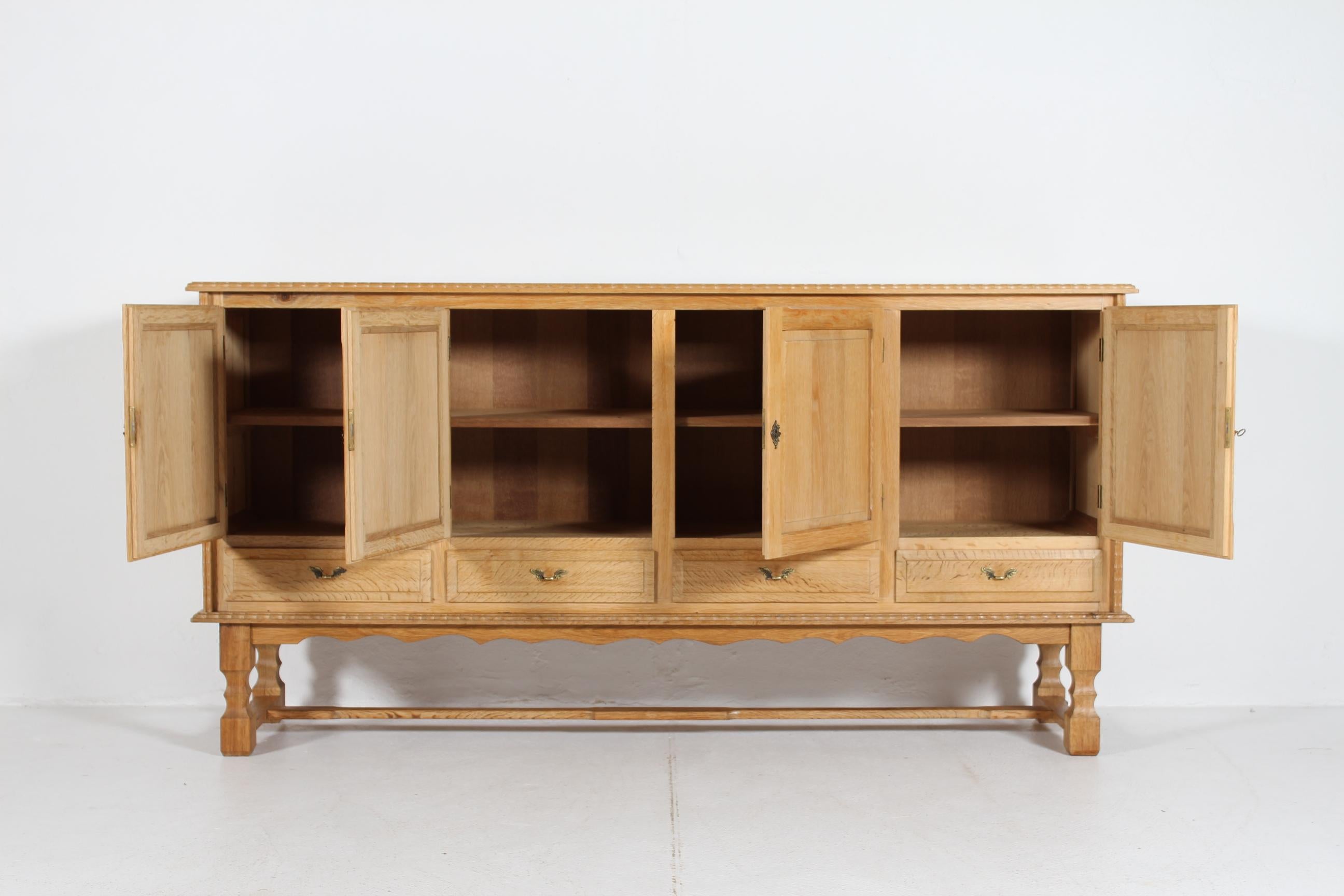 Dänisches Henning Kjærnulf Stil Langes Sideboard aus Eiche mit 4 Türen 1970er (Ende des 20. Jahrhunderts) im Angebot