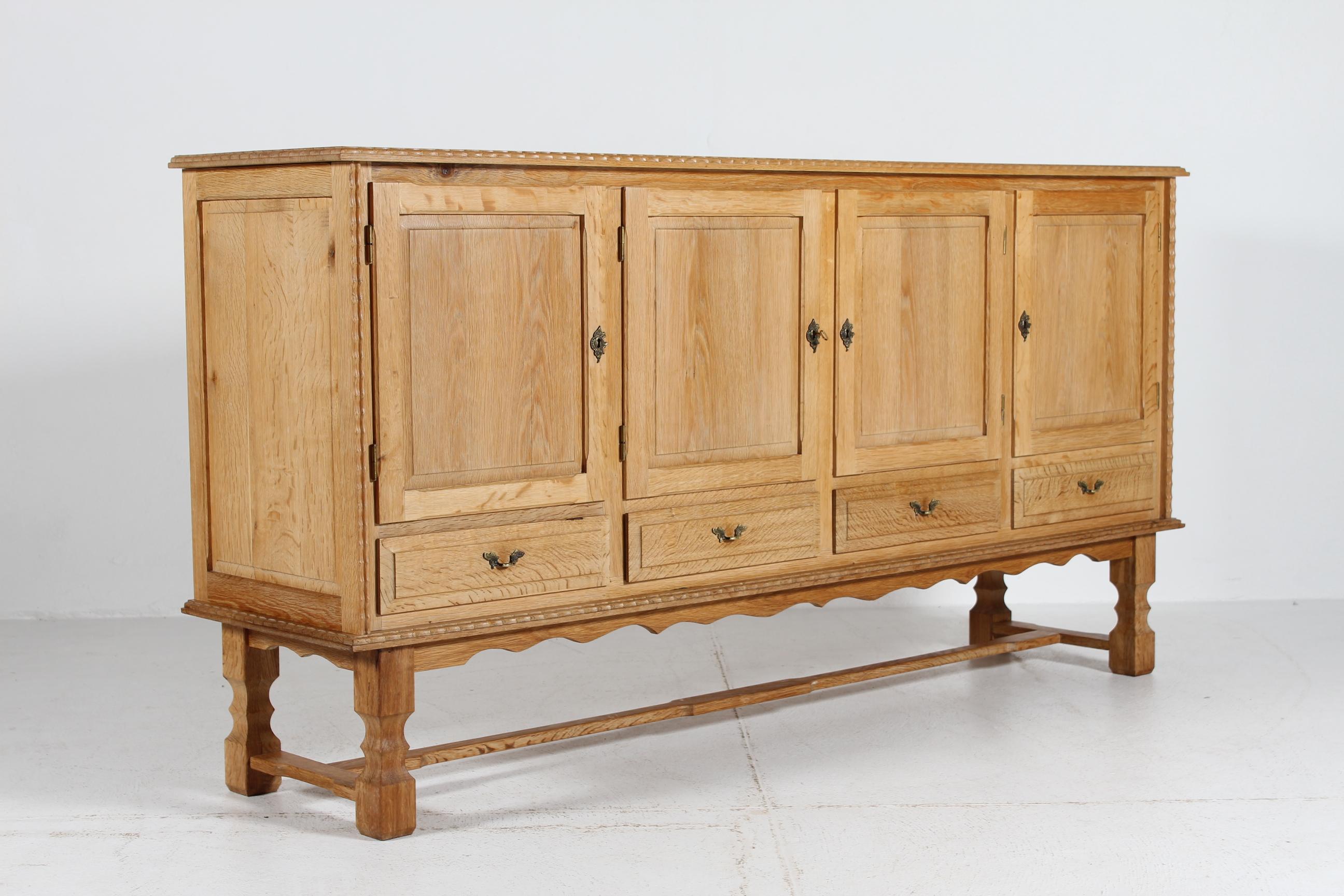 Dänisches Henning Kjærnulf Stil Langes Sideboard aus Eiche mit 4 Türen 1970er (Messing) im Angebot