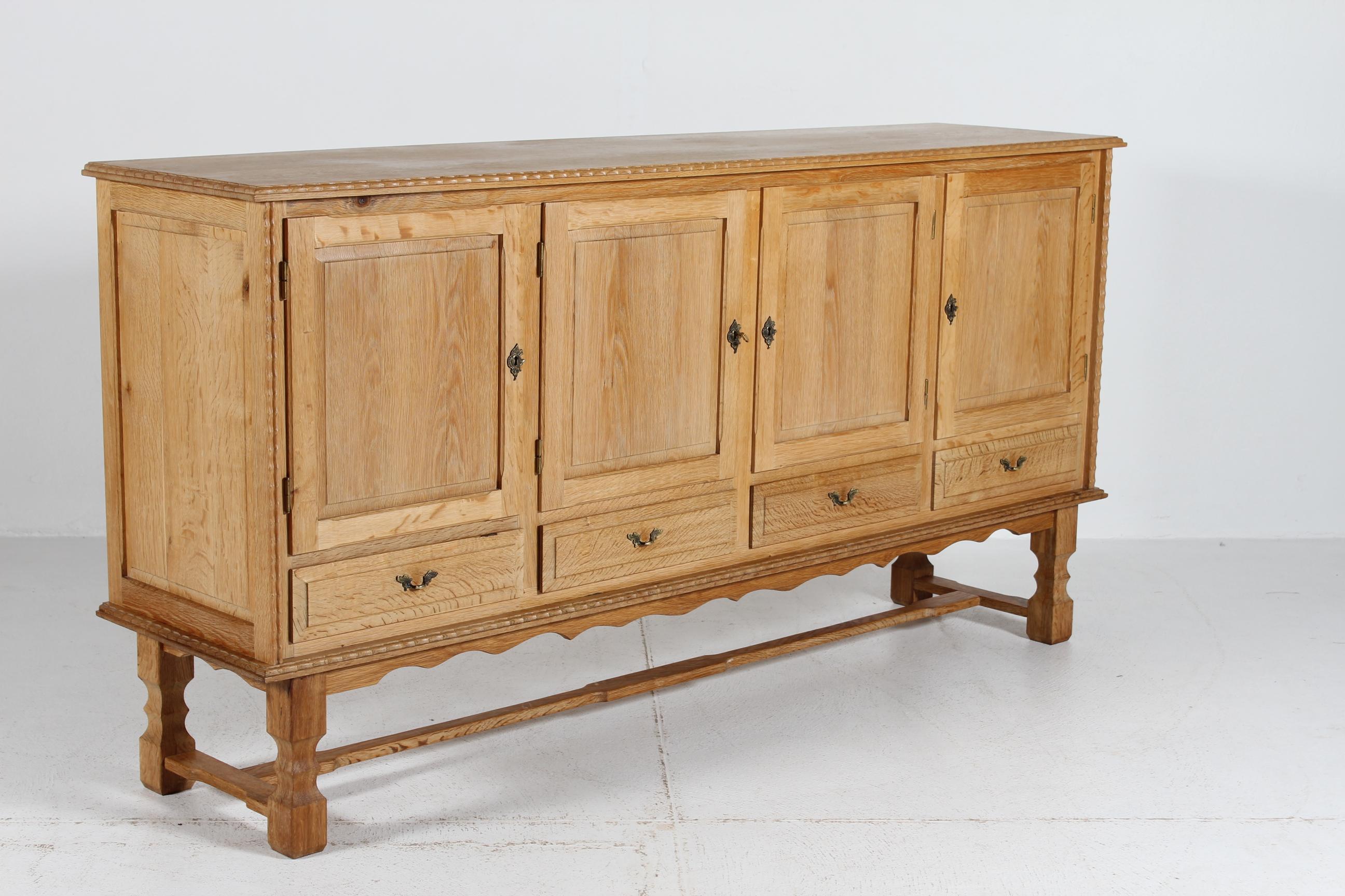 Dänisches Henning Kjærnulf Stil Langes Sideboard aus Eiche mit 4 Türen 1970er im Angebot 1