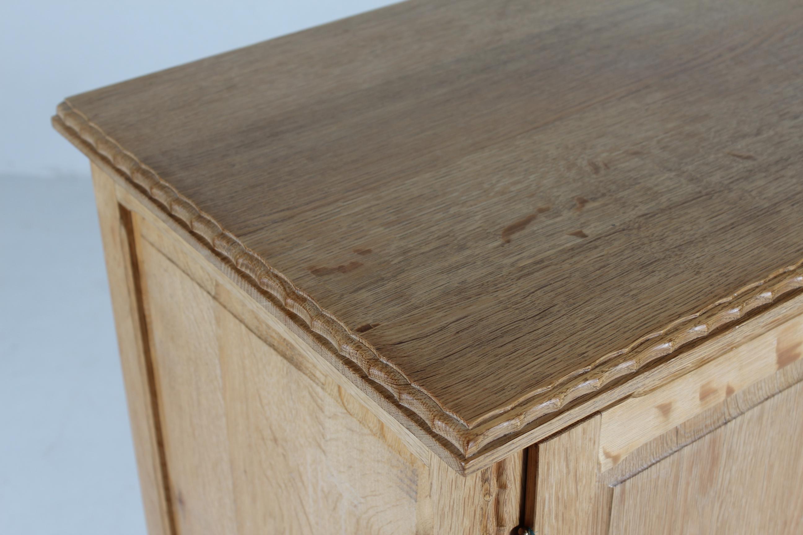 Dänisches Henning Kjærnulf Stil Langes Sideboard aus Eiche mit 4 Türen 1970er im Angebot 2