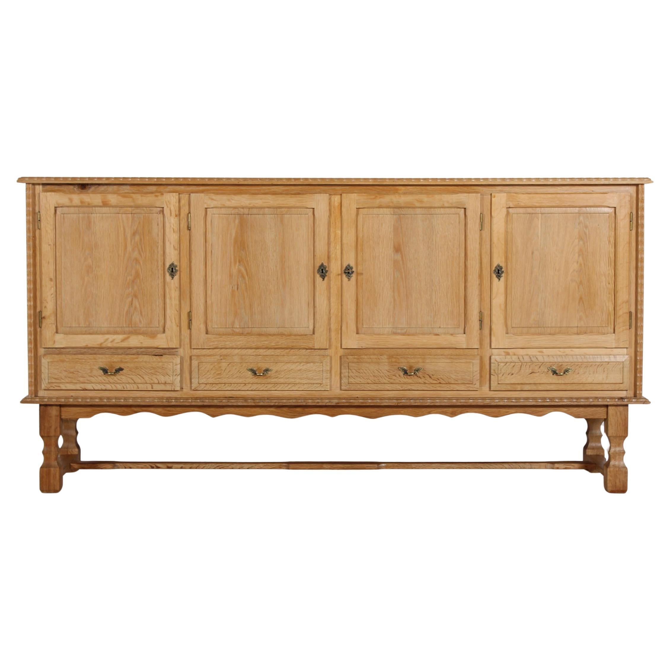Dänisches Henning Kjærnulf Stil Langes Sideboard aus Eiche mit 4 Türen 1970er im Angebot