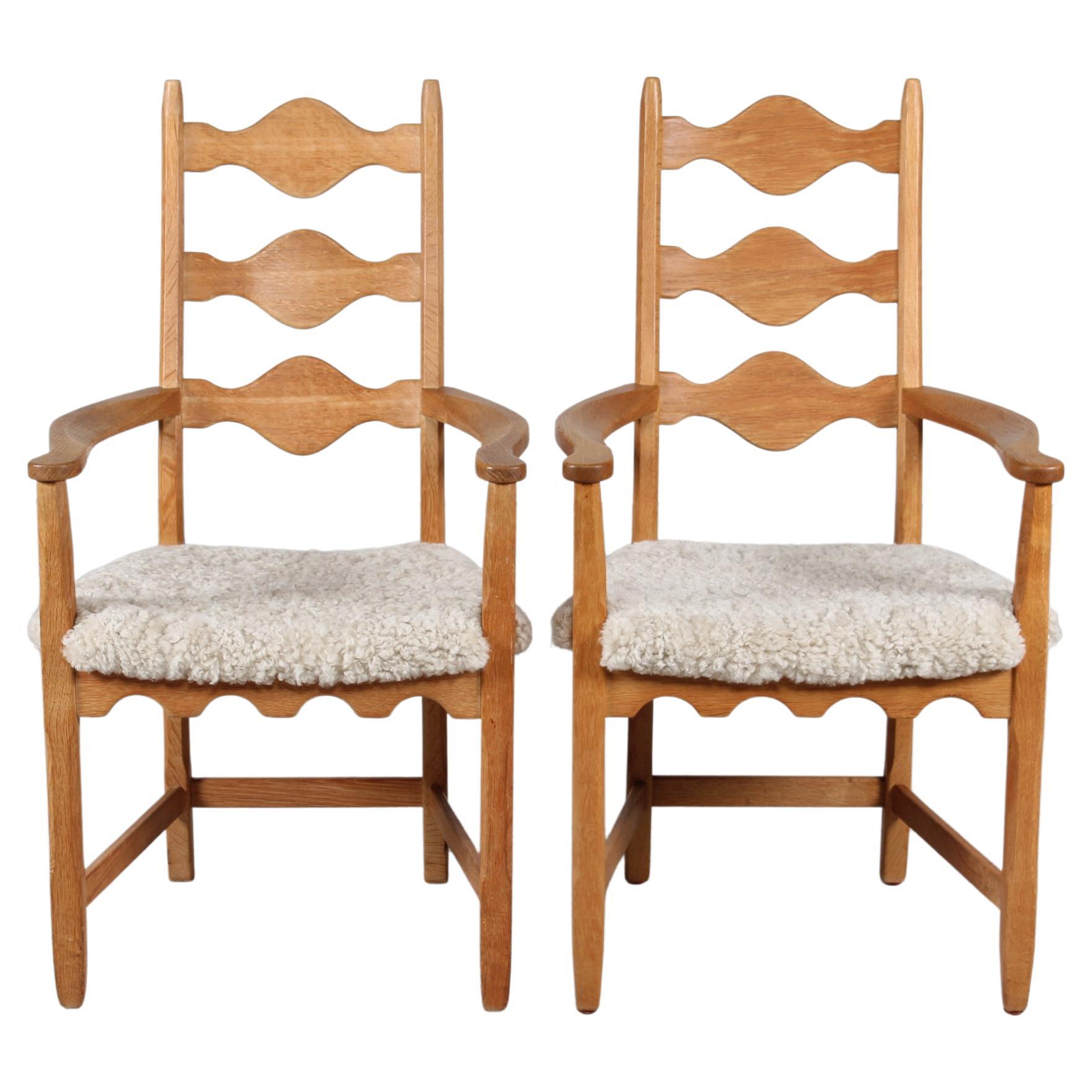 Here is a stunning set of 6 vintage Danish dining room chairs and 2 matching armchairs in great country style. 
They are in Henning Kjærnulf razor blade style.
The chairs are made by a Danish cabinet maker and are made of solid oak with high