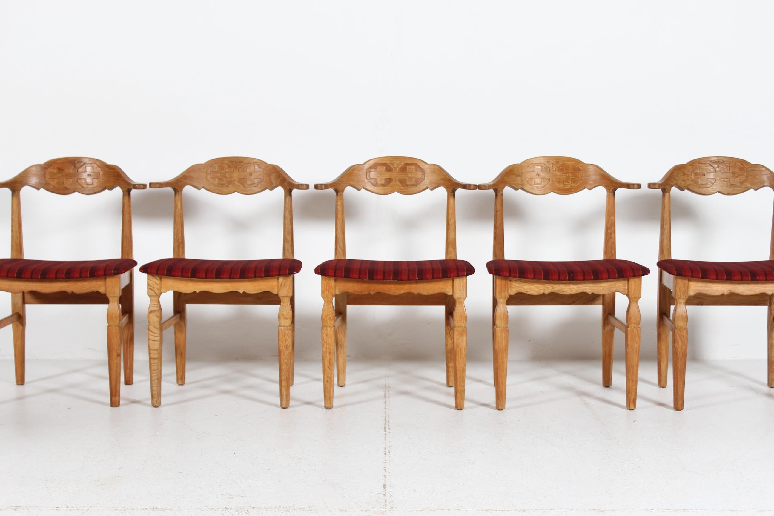 Here is a stunning set of 6 Danish vintage dinning room chairs in great country style.
They are in the line of Henning Kjærnulf razor blade style chairs.
The chairs are made by a Danish cabinet maker of solid oak with cow horn backrest. 
The seats