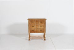 Dänische Henning Kjærnulf Stil Kleine geschwungene geschnitzte Kommode aus Oak 1970s