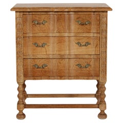 Dänische Henning Kjærnulf Stil Kleine geschwungene geschnitzte Kommode aus Oak 1970s