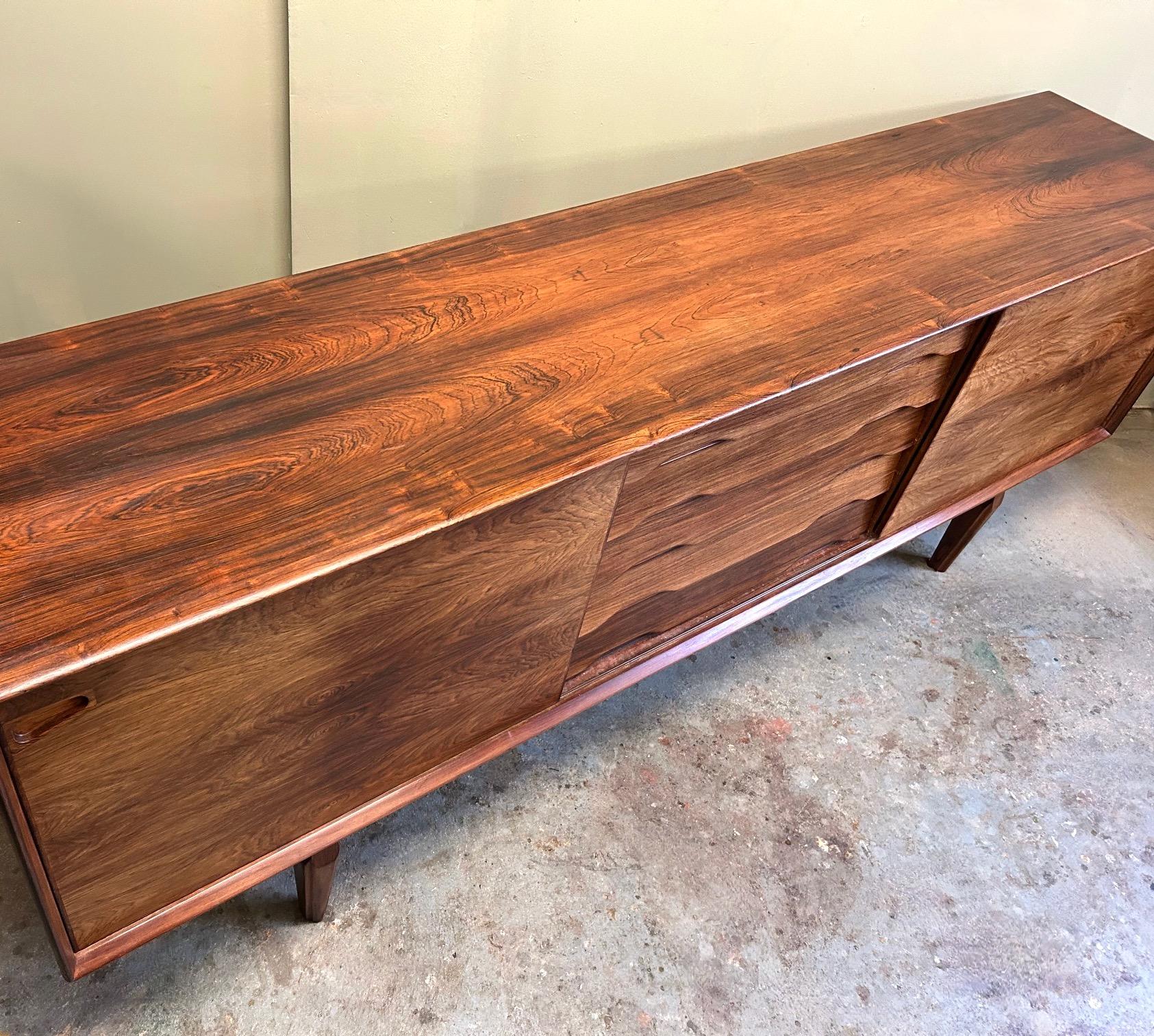 Dänische Sideboard-Anrichte aus Rosenholz, Henry Rosengren Hansen für Skovby, 1960er Jahre (Mitte des 20. Jahrhunderts) im Angebot