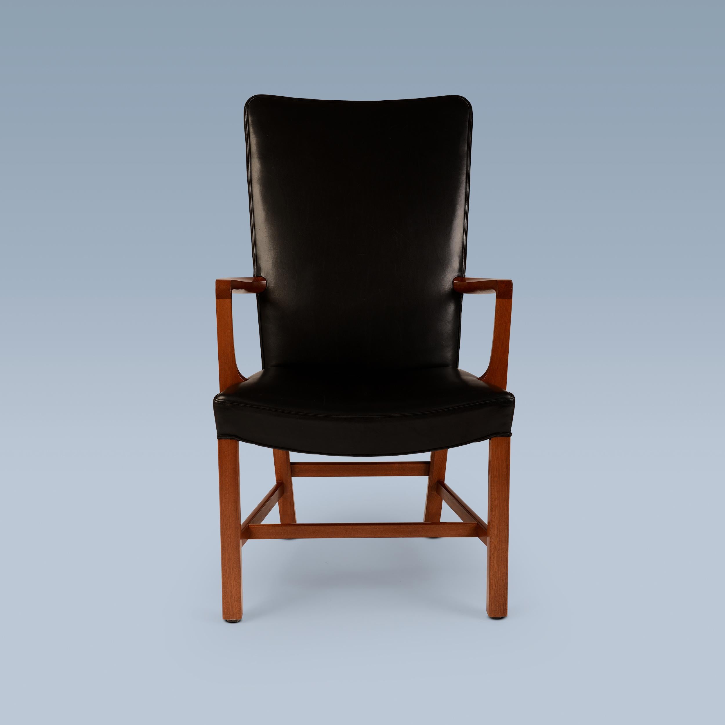 Ce fauteuil à haut dossier en acajou a été conçu par Kaare Klint (1888-1954) en 1939.
Il a été fabriqué par Rud. Ébénistes Rasmussen, Danemark.
Le modèle est appelé 