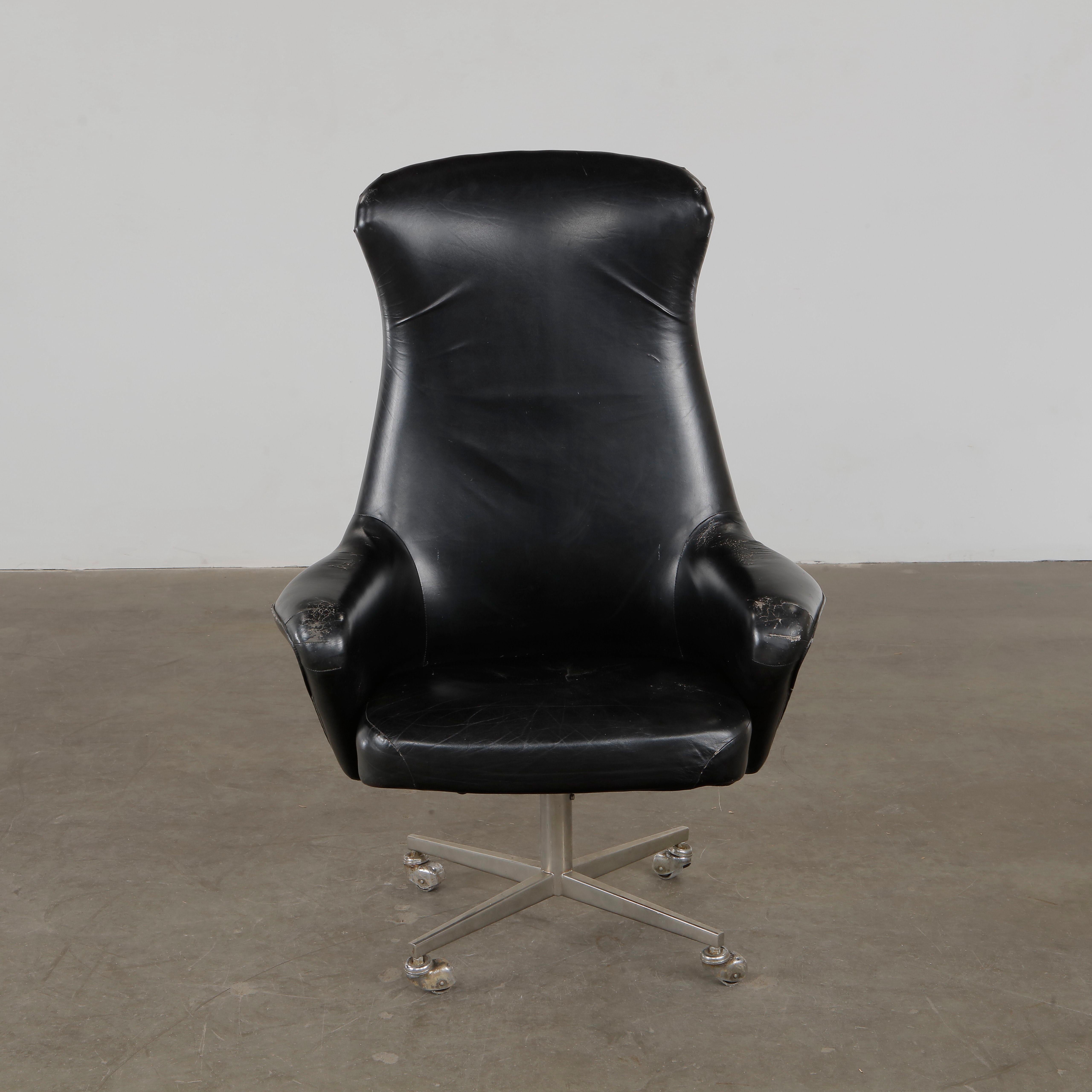Fauteuil en cuir noir sur roulettes, idéal pour un bureau de style mid-century ou comme fauteuil de lecture confortable dans une bibliothèque. Son design épuré et sa mobilité offrent à la fois fonctionnalité et esthétique intemporelle, ce qui en