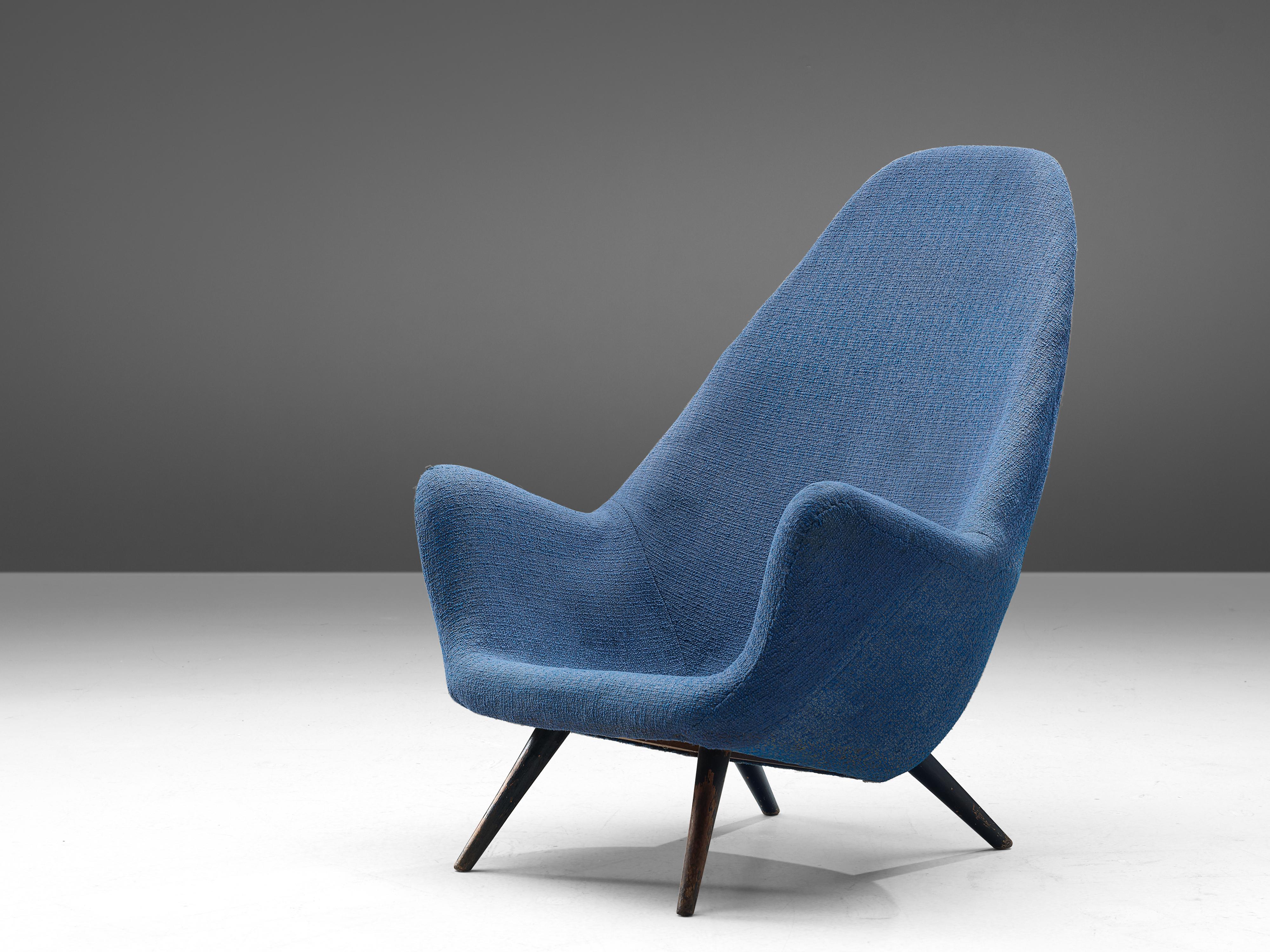 Lounge chair, fabric, lacquered wood, Denmark, 1950s

A Scandinavian Modern lounge chair with an exceptional high back. The curvaceous design offers a striking organic silhouette from every angle. The seat is tilted which creates beautiful lines.