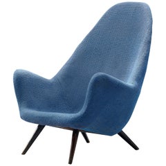 Fauteuil de salon danois à haut dossier de forme organique et tissu d'ameublement bleu