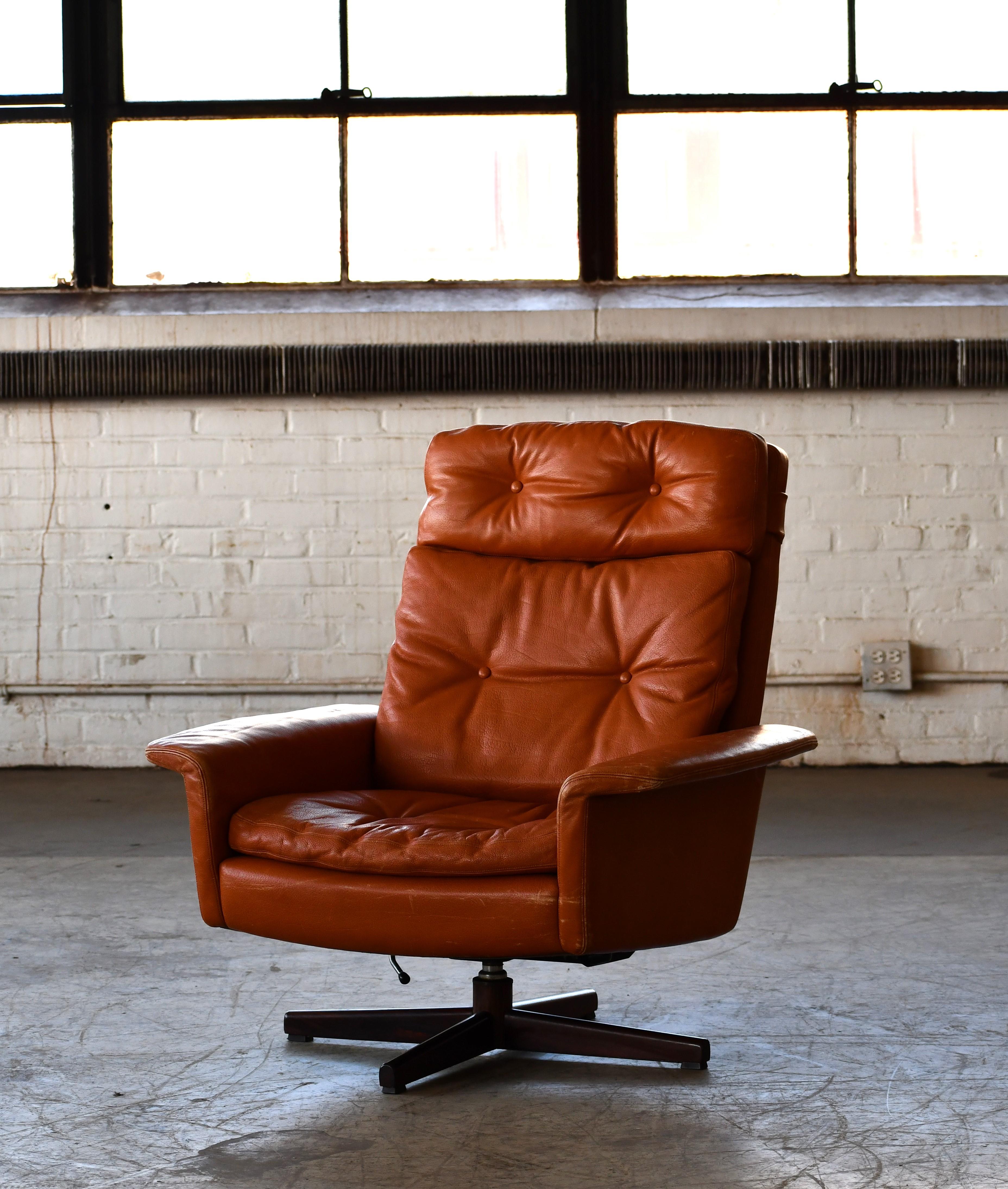 Fauteuil de salon pivotant danois à haut dossier avec pouf en cuir cognac, années 1970 Bon état à Bridgeport, CT