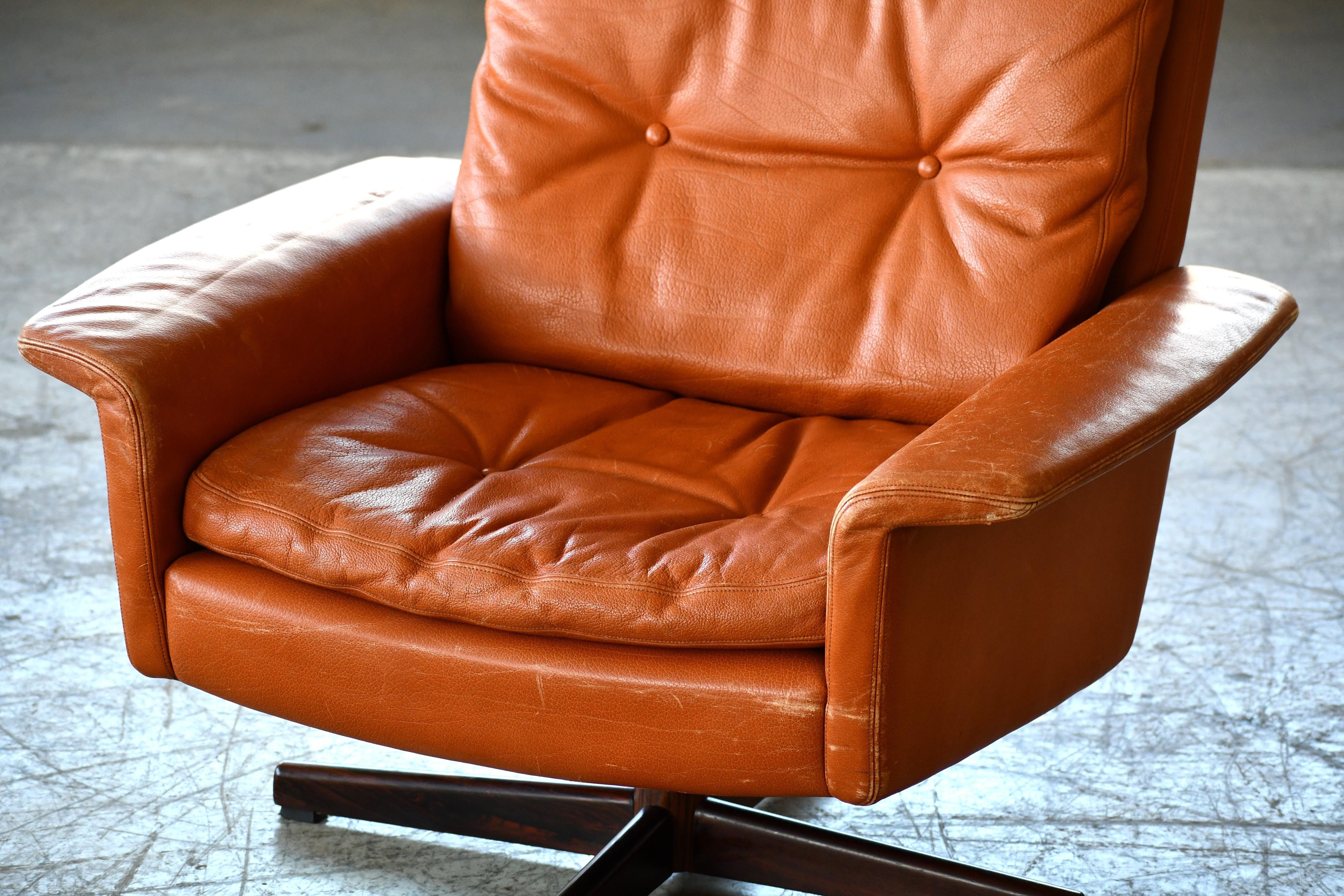 Fin du 20e siècle Fauteuil de salon pivotant danois à haut dossier avec pouf en cuir cognac, années 1970