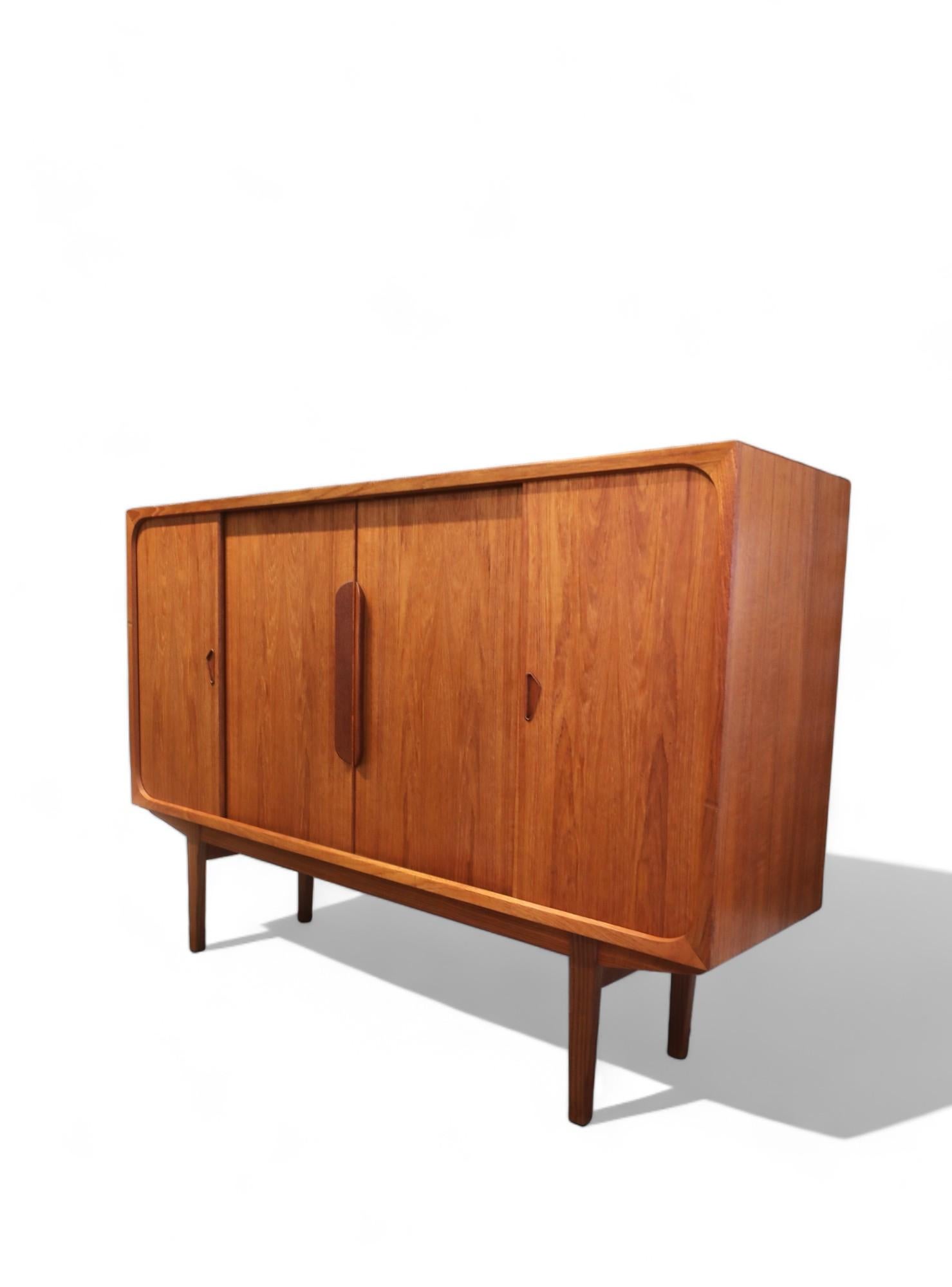 Une fantastique armoire danoise avec de si beaux détails qui en font un merveilleux meuble.

L'armoire comporte quatre portes coulissantes et les portes coulissantes en particulier sont très pratiques, il n'y a pas de portes qui prennent leur place,