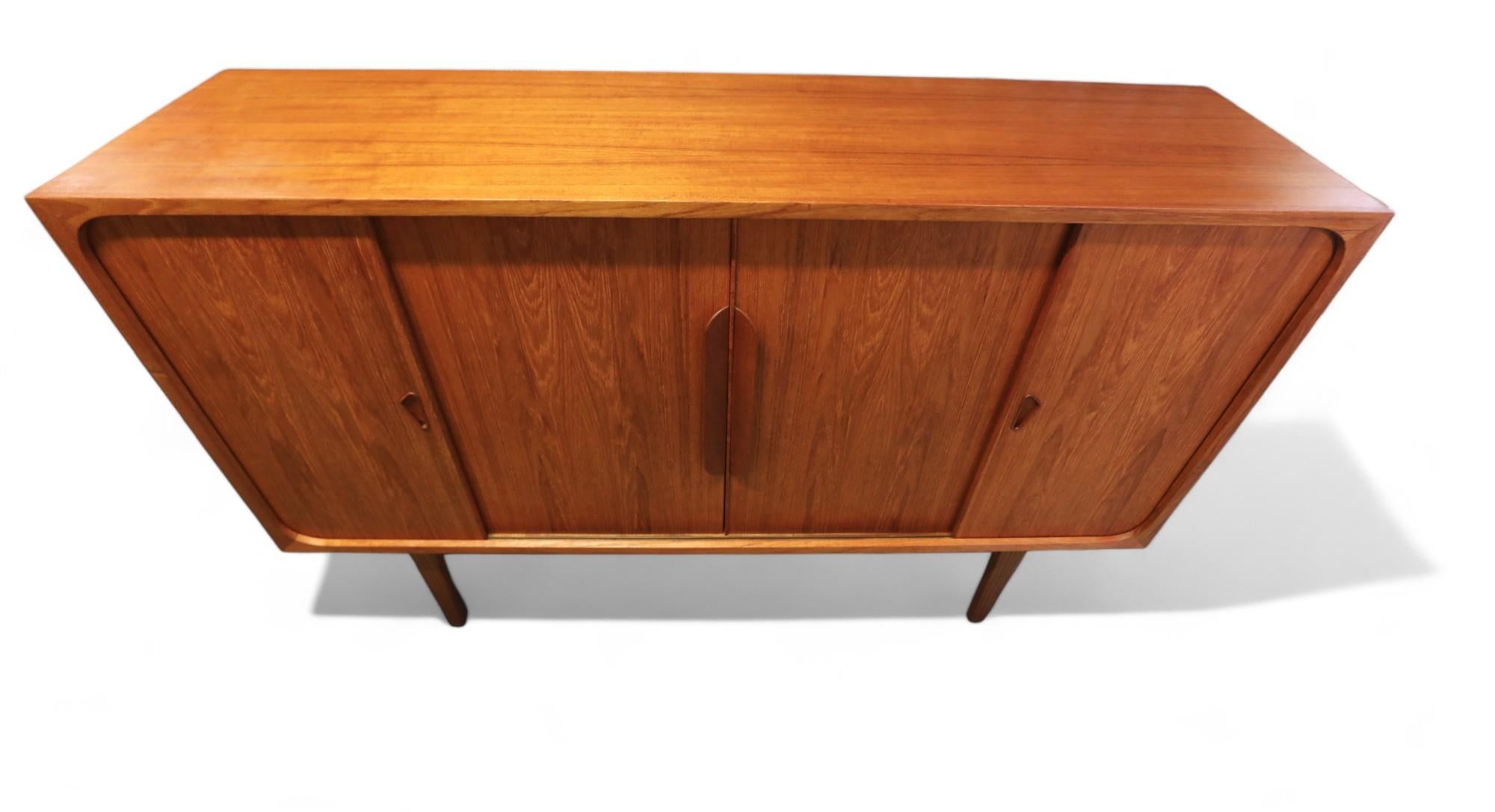Scandinave moderne Planche haute danoise des années 60 en teck avec portes coulissantes