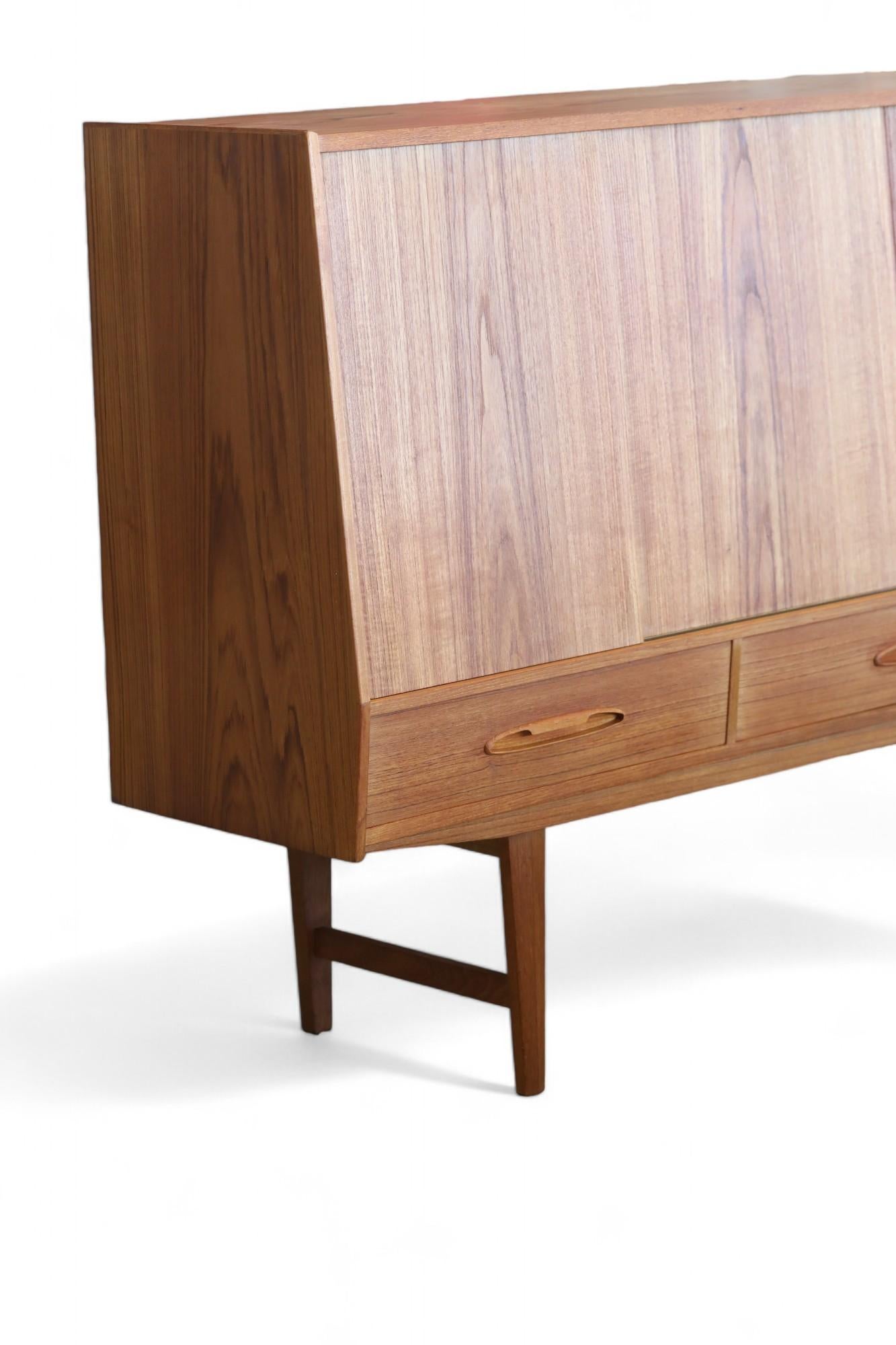 Planche haute danoise en teck avec meuble de bar des années 60 Excellent état - En vente à Laxå, SE