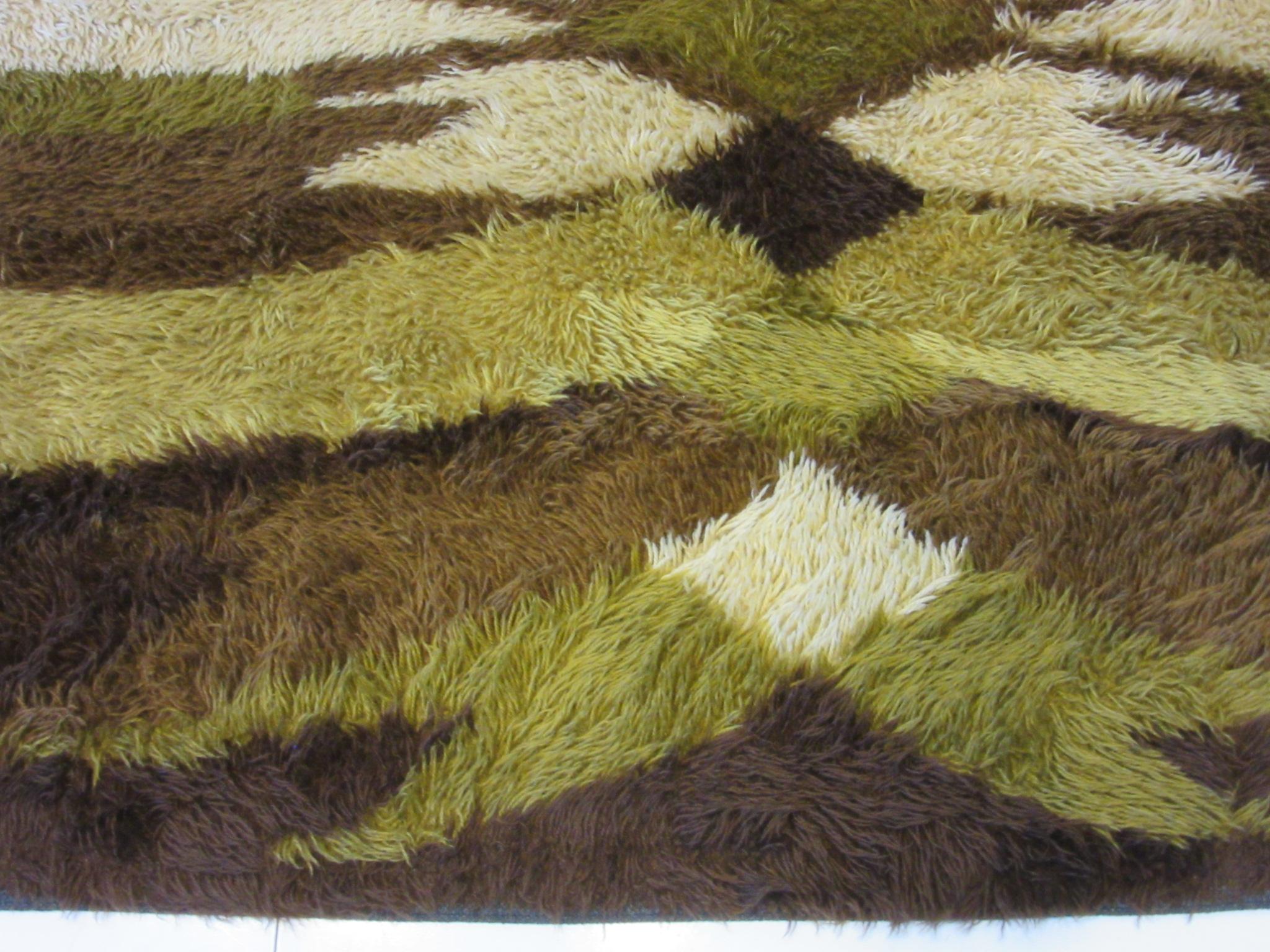 Danish High Pile Woven Wool Rya Rug In Good Condition In Cincinnati, OH