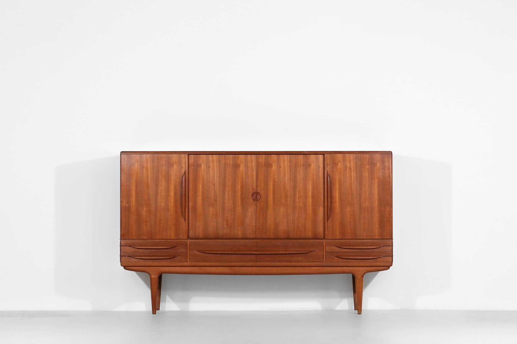 Johannes Andersen sideboard for uldum mobelFabrik
Composed of 4 sliding doors and 6 drawers.
Perfect condition.
  